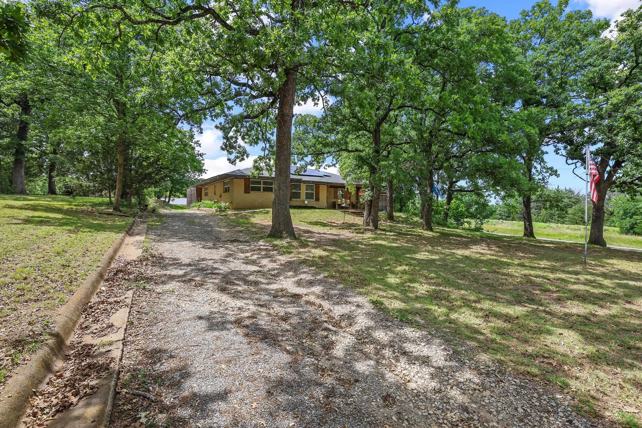 Single Family Residence For Sale in Grayson County , 1231 Oak Drive, Denison, Texas 75020, 3 Bedroom, 2 Bathroom, 1 Garage spaces, 1,379 Sqft, built in 1950, mls#21259673, Real Estate Agent in Denison, Homes For Sale in Grayson county, Homes For Sale in Denison, Realtor in Denison Texas, Real Estate Brokerage Independent Realty Texas, Luminita Cordes Realtor