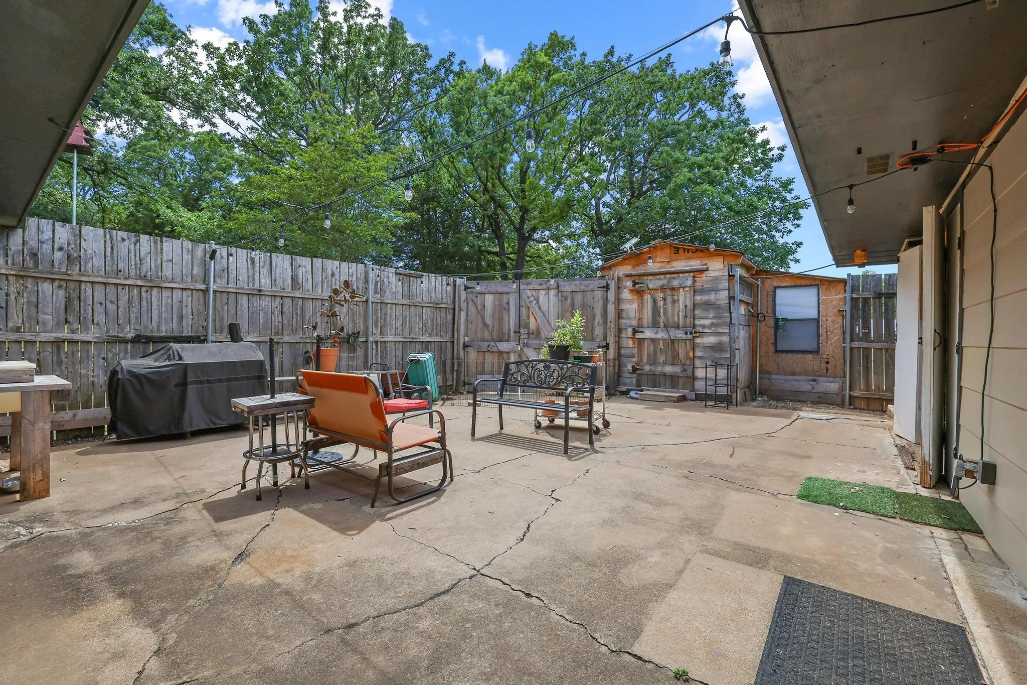 Single Family Residence For Sale in Grayson County , 1231 Oak Drive, Denison, Texas 75020, 3 Bedroom, 2 Bathroom, 1 Garage spaces, 1,379 Sqft, built in 1950, mls#21259673, Real Estate Agent in Denison, Homes For Sale in Grayson county, Homes For Sale in Denison, Realtor in Denison Texas, Real Estate Brokerage Independent Realty Texas, Luminita Cordes Realtor