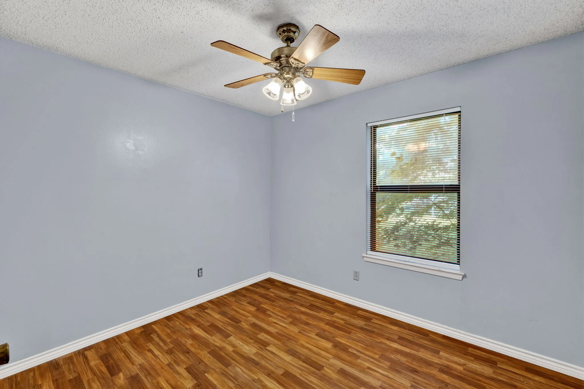 Single Family Residence For Sale in Johnson County , 501 Post Oak Lane, Burleson, Texas 76028, 3 Bedroom, 2 Bathroom, 1 Garage spaces, 1,152 Sqft, built in 1984, mls#21260147, Real Estate Agent in Burleson, Homes For Sale in Johnson county, Homes For Sale in Burleson, Realtor in Burleson Texas, Real Estate Brokerage Independent Realty Texas, Luminita Cordes Realtor