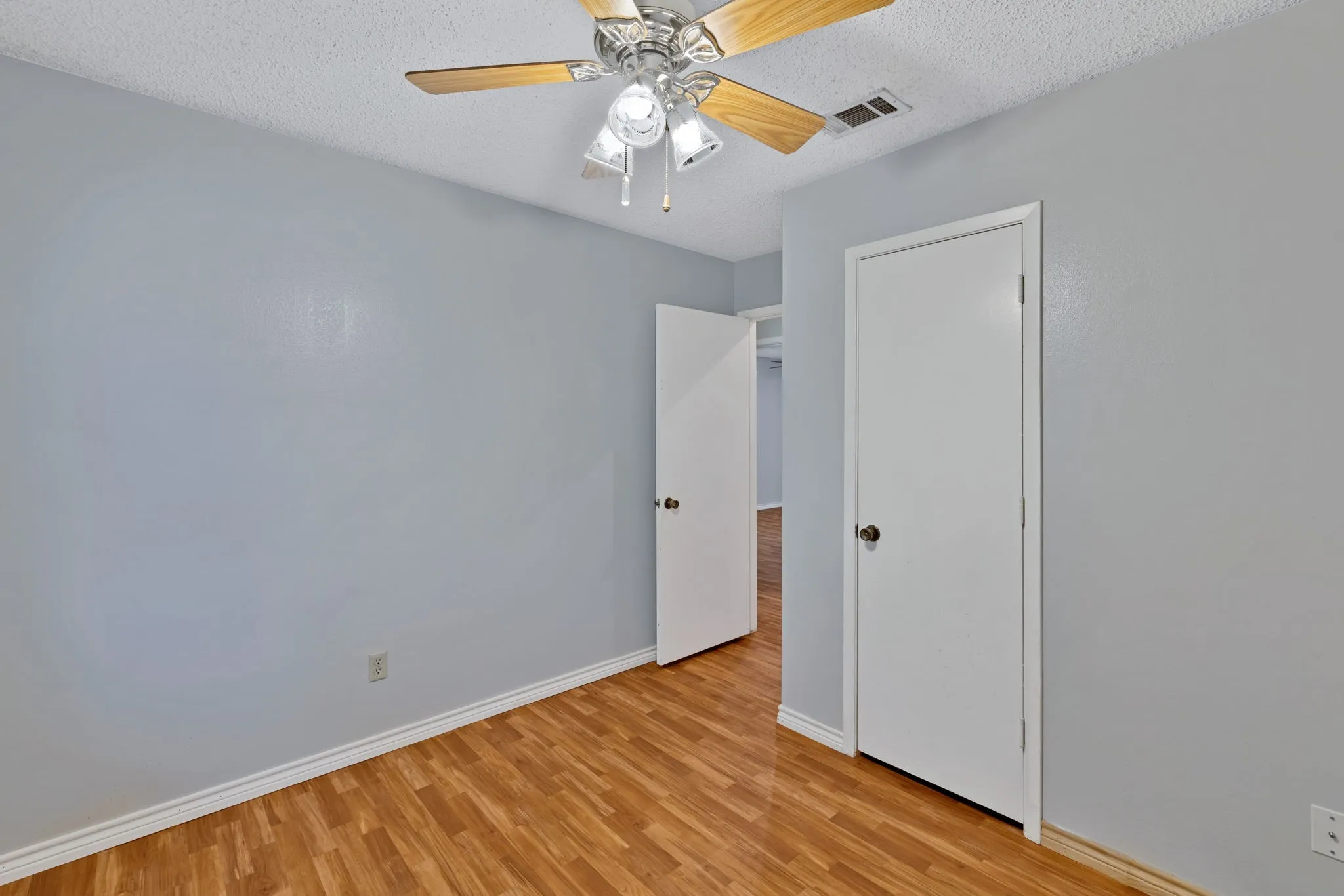 Single Family Residence For Sale in Johnson County , 501 Post Oak Lane, Burleson, Texas 76028, 3 Bedroom, 2 Bathroom, 1 Garage spaces, 1,152 Sqft, built in 1984, mls#21260147, Real Estate Agent in Burleson, Homes For Sale in Johnson county, Homes For Sale in Burleson, Realtor in Burleson Texas, Real Estate Brokerage Independent Realty Texas, Luminita Cordes Realtor