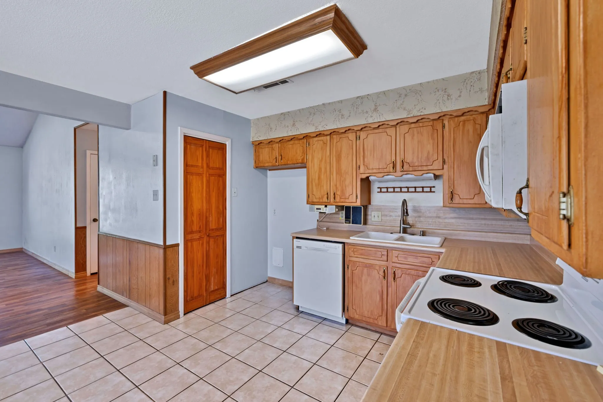 Single Family Residence For Sale in Johnson County , 501 Post Oak Lane, Burleson, Texas 76028, 3 Bedroom, 2 Bathroom, 1 Garage spaces, 1,152 Sqft, built in 1984, mls#21260147, Real Estate Agent in Burleson, Homes For Sale in Johnson county, Homes For Sale in Burleson, Realtor in Burleson Texas, Real Estate Brokerage Independent Realty Texas, Luminita Cordes Realtor