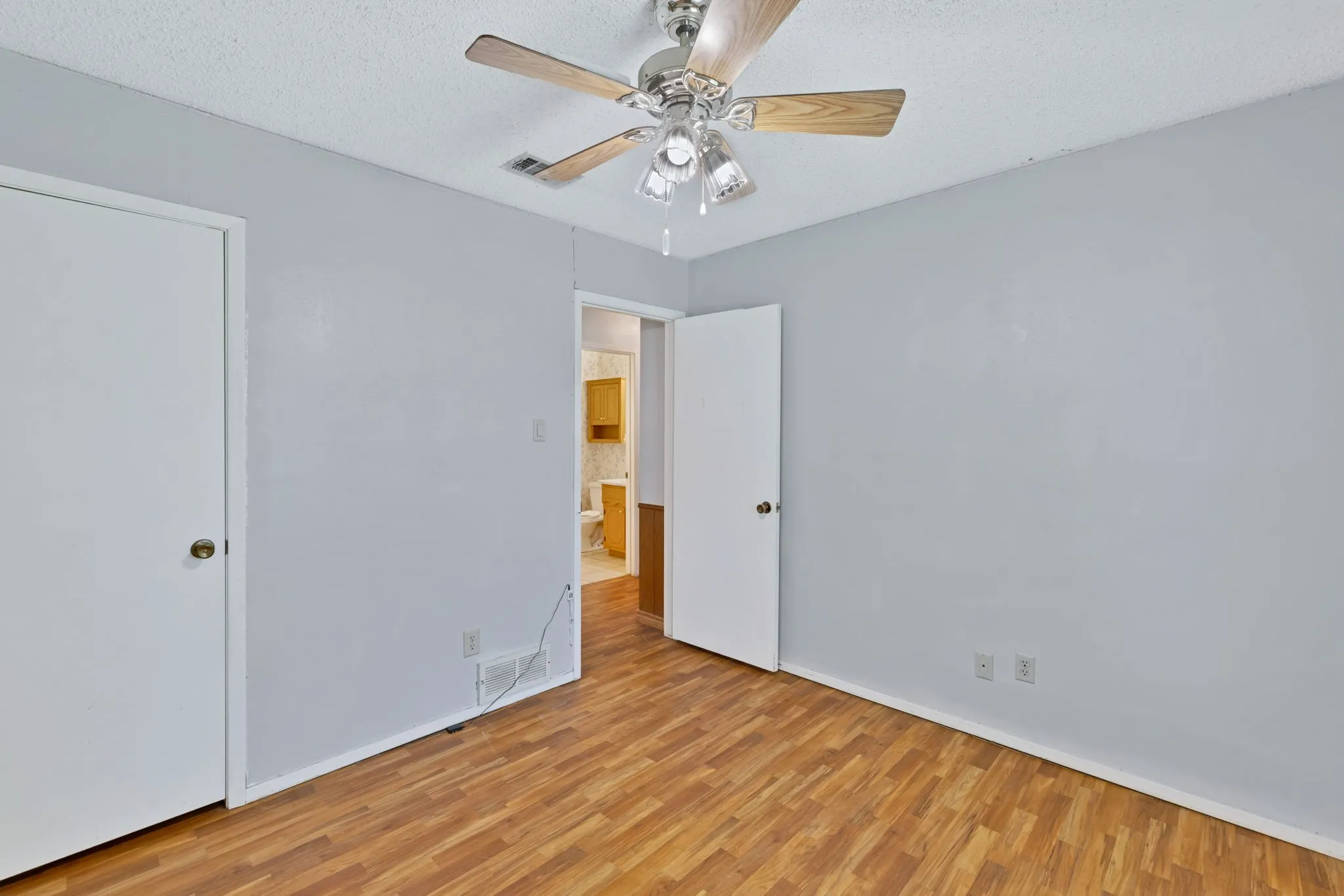 Single Family Residence For Sale in Johnson County , 501 Post Oak Lane, Burleson, Texas 76028, 3 Bedroom, 2 Bathroom, 1 Garage spaces, 1,152 Sqft, built in 1984, mls#21260147, Real Estate Agent in Burleson, Homes For Sale in Johnson county, Homes For Sale in Burleson, Realtor in Burleson Texas, Real Estate Brokerage Independent Realty Texas, Luminita Cordes Realtor
