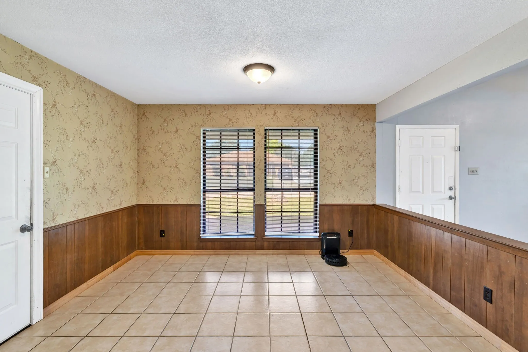 Single Family Residence For Sale in Johnson County , 501 Post Oak Lane, Burleson, Texas 76028, 3 Bedroom, 2 Bathroom, 1 Garage spaces, 1,152 Sqft, built in 1984, mls#21260147, Real Estate Agent in Burleson, Homes For Sale in Johnson county, Homes For Sale in Burleson, Realtor in Burleson Texas, Real Estate Brokerage Independent Realty Texas, Luminita Cordes Realtor