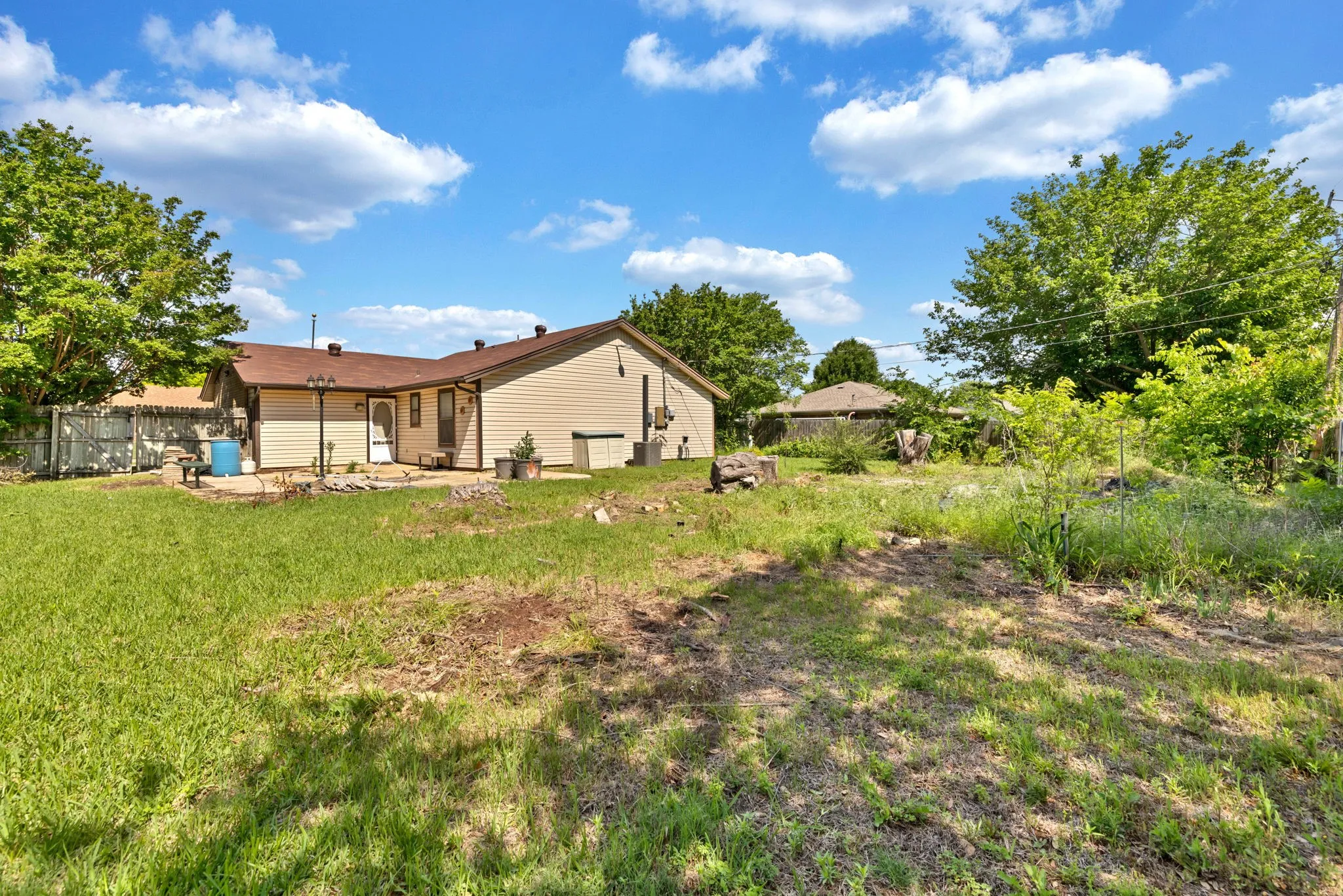 Single Family Residence For Sale in Johnson County , 501 Post Oak Lane, Burleson, Texas 76028, 3 Bedroom, 2 Bathroom, 1 Garage spaces, 1,152 Sqft, built in 1984, mls#21260147, Real Estate Agent in Burleson, Homes For Sale in Johnson county, Homes For Sale in Burleson, Realtor in Burleson Texas, Real Estate Brokerage Independent Realty Texas, Luminita Cordes Realtor
