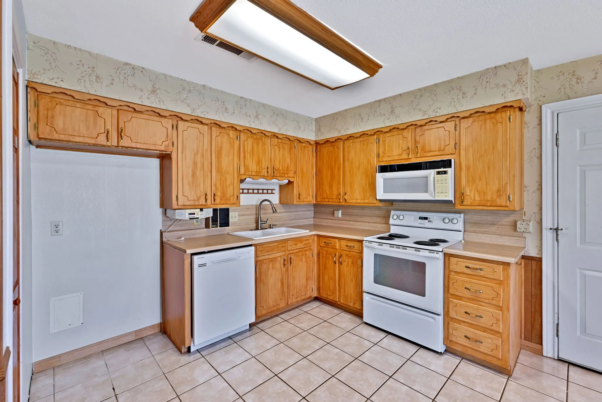 Single Family Residence For Sale in Johnson County , 501 Post Oak Lane, Burleson, Texas 76028, 3 Bedroom, 2 Bathroom, 1 Garage spaces, 1,152 Sqft, built in 1984, mls#21260147, Real Estate Agent in Burleson, Homes For Sale in Johnson county, Homes For Sale in Burleson, Realtor in Burleson Texas, Real Estate Brokerage Independent Realty Texas, Luminita Cordes Realtor
