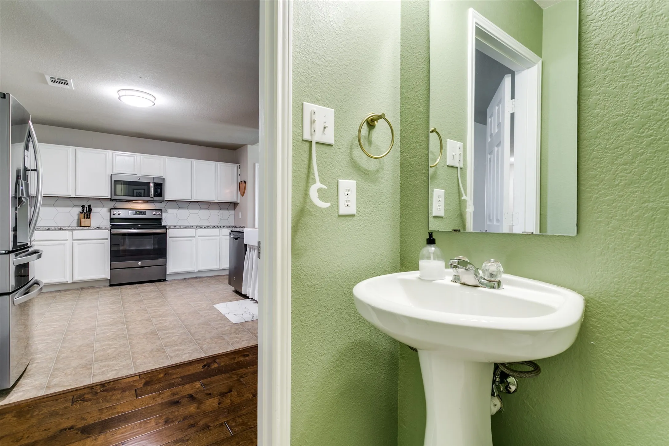 Single Family Residence For Sale in Tarrant County , 1629 Quails Nest Drive, Fort Worth, Texas 76177, 5 Bedrooms, 3 Bathrooms, 2 Garage spaces, 2,889 Sqft, built in 2007, Preowned, Price $390,000, mls#21260158, Real Estate Agent in Fort Worth, Homes For Sale in Tarrant county, Homes For Sale in Fort Worth, Realtor in Fort Worth Texas, Real Estate Brokerage Independent Realty Texas, Luminita Cordes Realtor