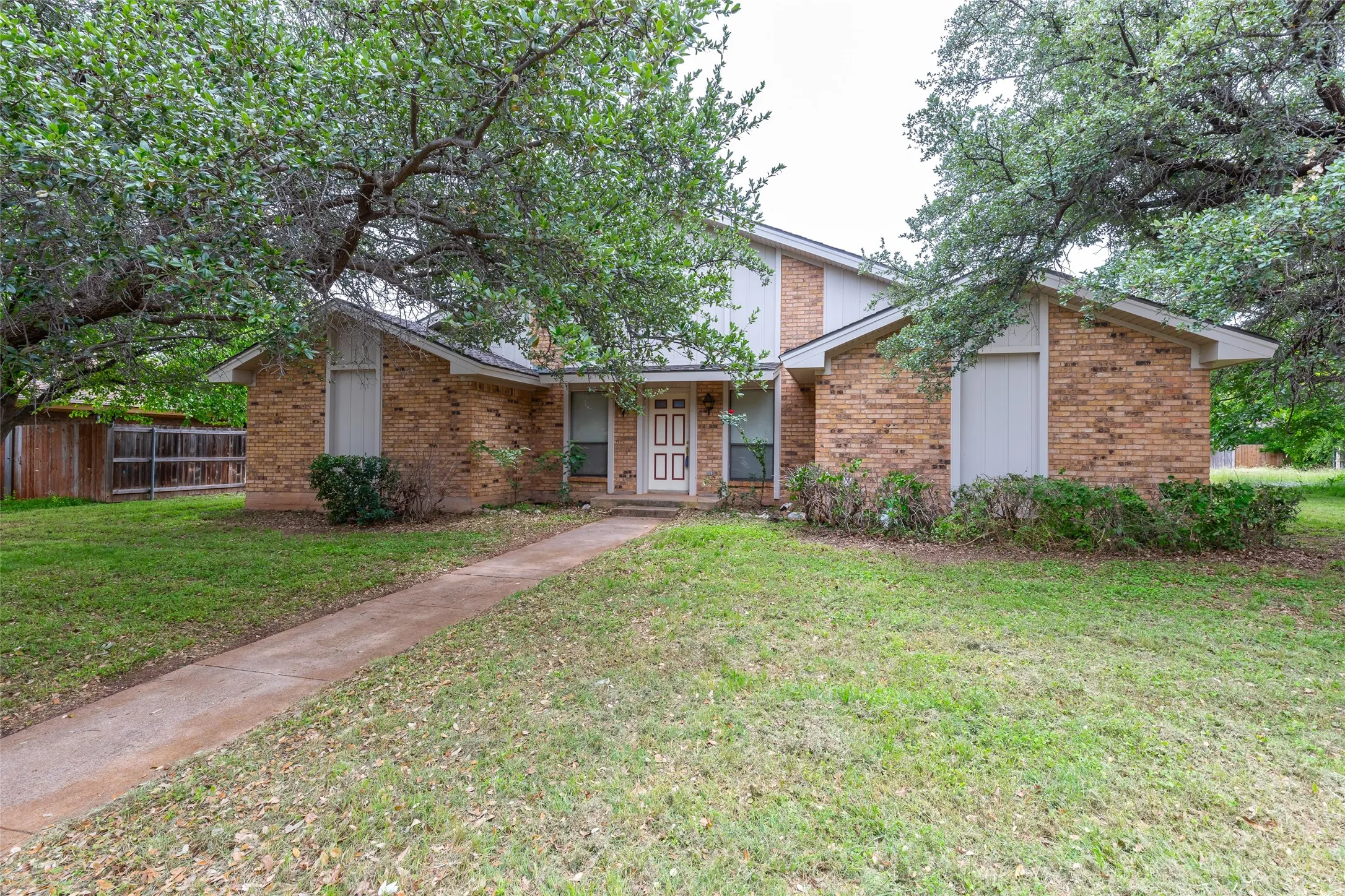 Single Family Residence For Sale in Taylor County , 3265 Woodhollow Circle, Abilene, Texas 79606, 3 Bedroom, 3 Bathroom, 2 Garage spaces, 2,055 Sqft, built in 1978, Preowned, mls#21259134, Real Estate Agent in Abilene, Homes For Sale in Taylor county, Homes For Sale in Abilene, Realtor in Abilene Texas, Real Estate Brokerage Independent Realty Texas, Luminita Cordes Realtor