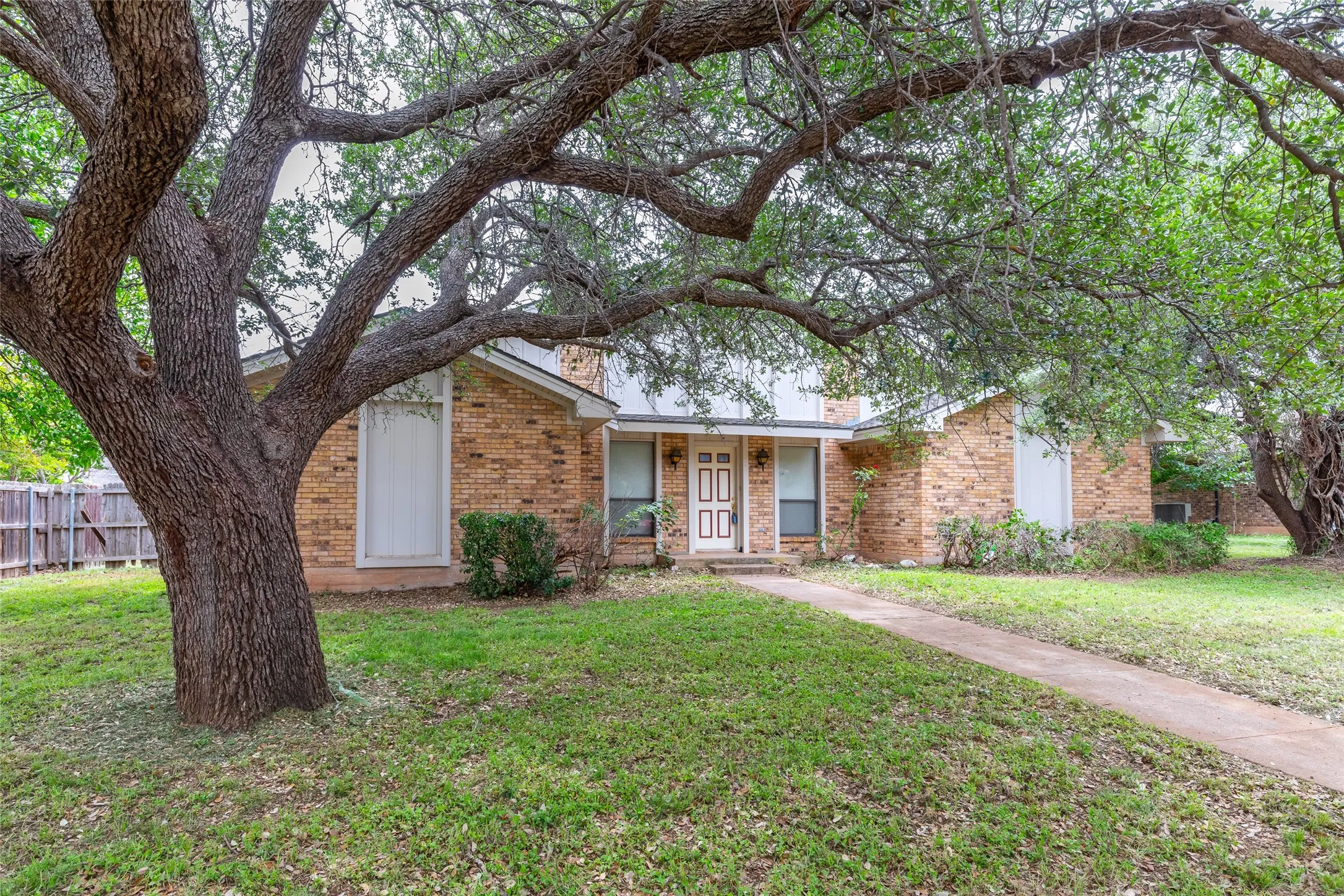 Single Family Residence For Sale in Taylor County , 3265 Woodhollow Circle, Abilene, Texas 79606, 3 Bedroom, 3 Bathroom, 2 Garage spaces, 2,055 Sqft, built in 1978, Preowned, mls#21259134, Real Estate Agent in Abilene, Homes For Sale in Taylor county, Homes For Sale in Abilene, Realtor in Abilene Texas, Real Estate Brokerage Independent Realty Texas, Luminita Cordes Realtor