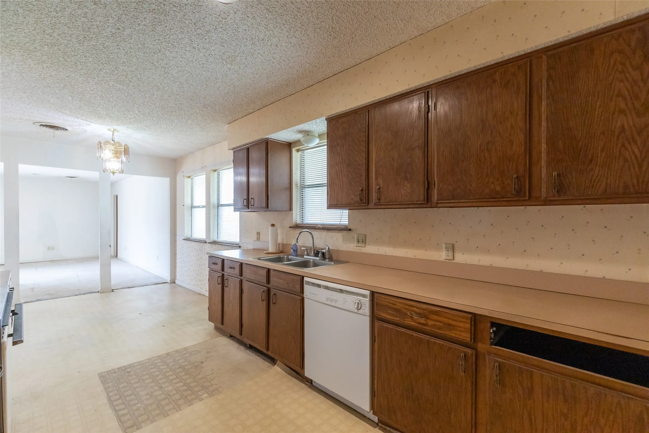 Single Family Residence For Sale in Taylor County , 3265 Woodhollow Circle, Abilene, Texas 79606, 3 Bedroom, 3 Bathroom, 2 Garage spaces, 2,055 Sqft, built in 1978, Preowned, mls#21259134, Real Estate Agent in Abilene, Homes For Sale in Taylor county, Homes For Sale in Abilene, Realtor in Abilene Texas, Real Estate Brokerage Independent Realty Texas, Luminita Cordes Realtor