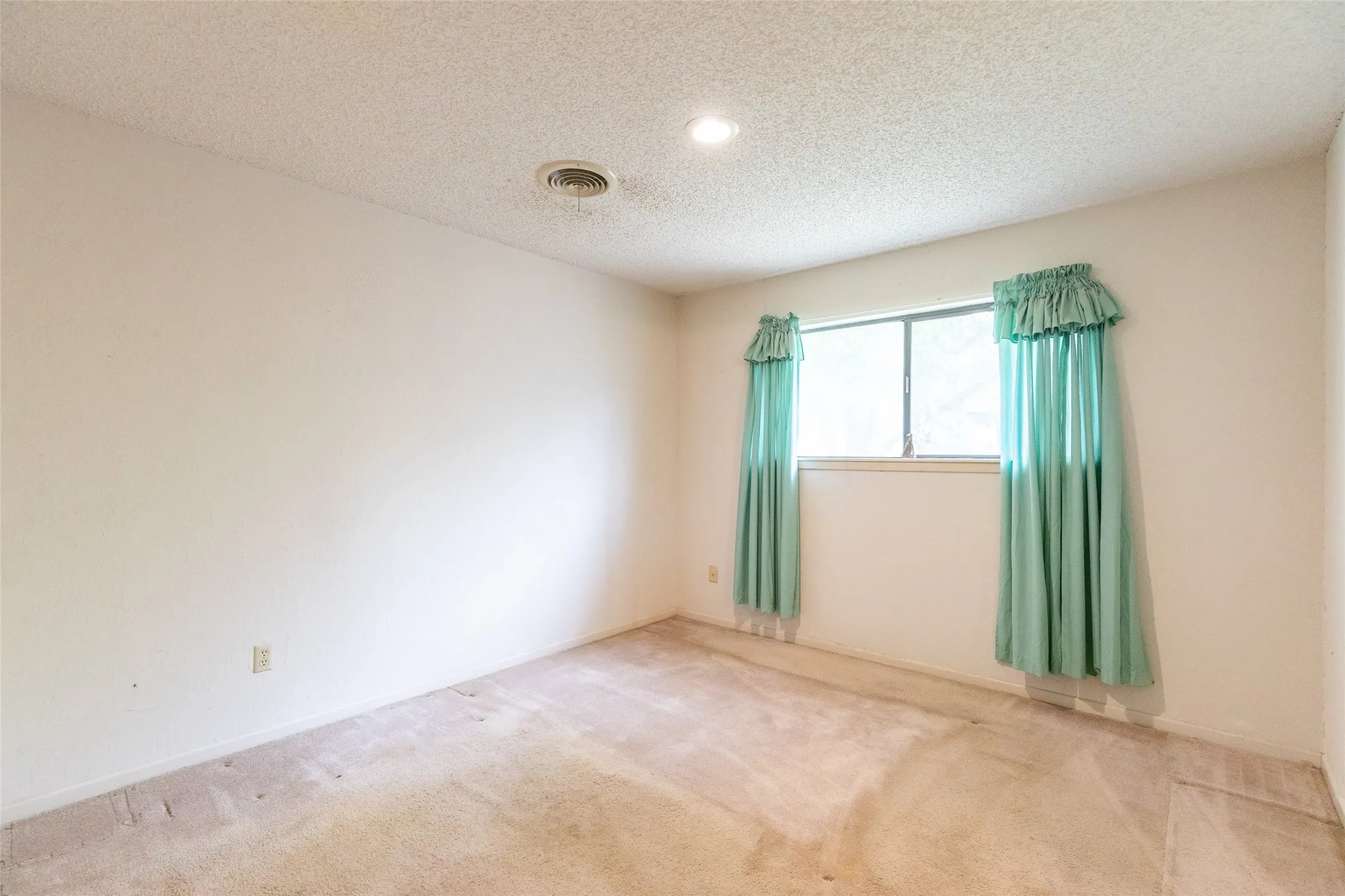 Single Family Residence For Sale in Taylor County , 3265 Woodhollow Circle, Abilene, Texas 79606, 3 Bedroom, 3 Bathroom, 2 Garage spaces, 2,055 Sqft, built in 1978, Preowned, mls#21259134, Real Estate Agent in Abilene, Homes For Sale in Taylor county, Homes For Sale in Abilene, Realtor in Abilene Texas, Real Estate Brokerage Independent Realty Texas, Luminita Cordes Realtor
