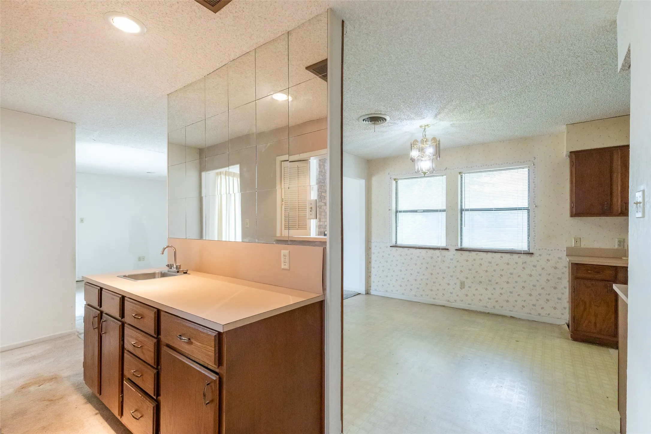 Single Family Residence For Sale in Taylor County , 3265 Woodhollow Circle, Abilene, Texas 79606, 3 Bedroom, 3 Bathroom, 2 Garage spaces, 2,055 Sqft, built in 1978, Preowned, mls#21259134, Real Estate Agent in Abilene, Homes For Sale in Taylor county, Homes For Sale in Abilene, Realtor in Abilene Texas, Real Estate Brokerage Independent Realty Texas, Luminita Cordes Realtor