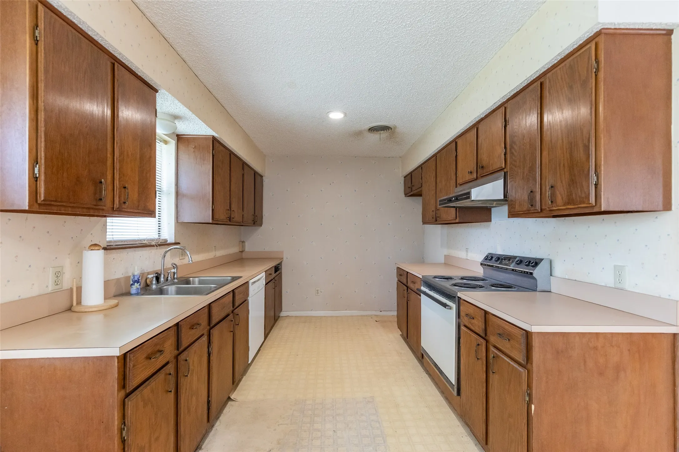 Single Family Residence For Sale in Taylor County , 3265 Woodhollow Circle, Abilene, Texas 79606, 3 Bedroom, 3 Bathroom, 2 Garage spaces, 2,055 Sqft, built in 1978, Preowned, mls#21259134, Real Estate Agent in Abilene, Homes For Sale in Taylor county, Homes For Sale in Abilene, Realtor in Abilene Texas, Real Estate Brokerage Independent Realty Texas, Luminita Cordes Realtor