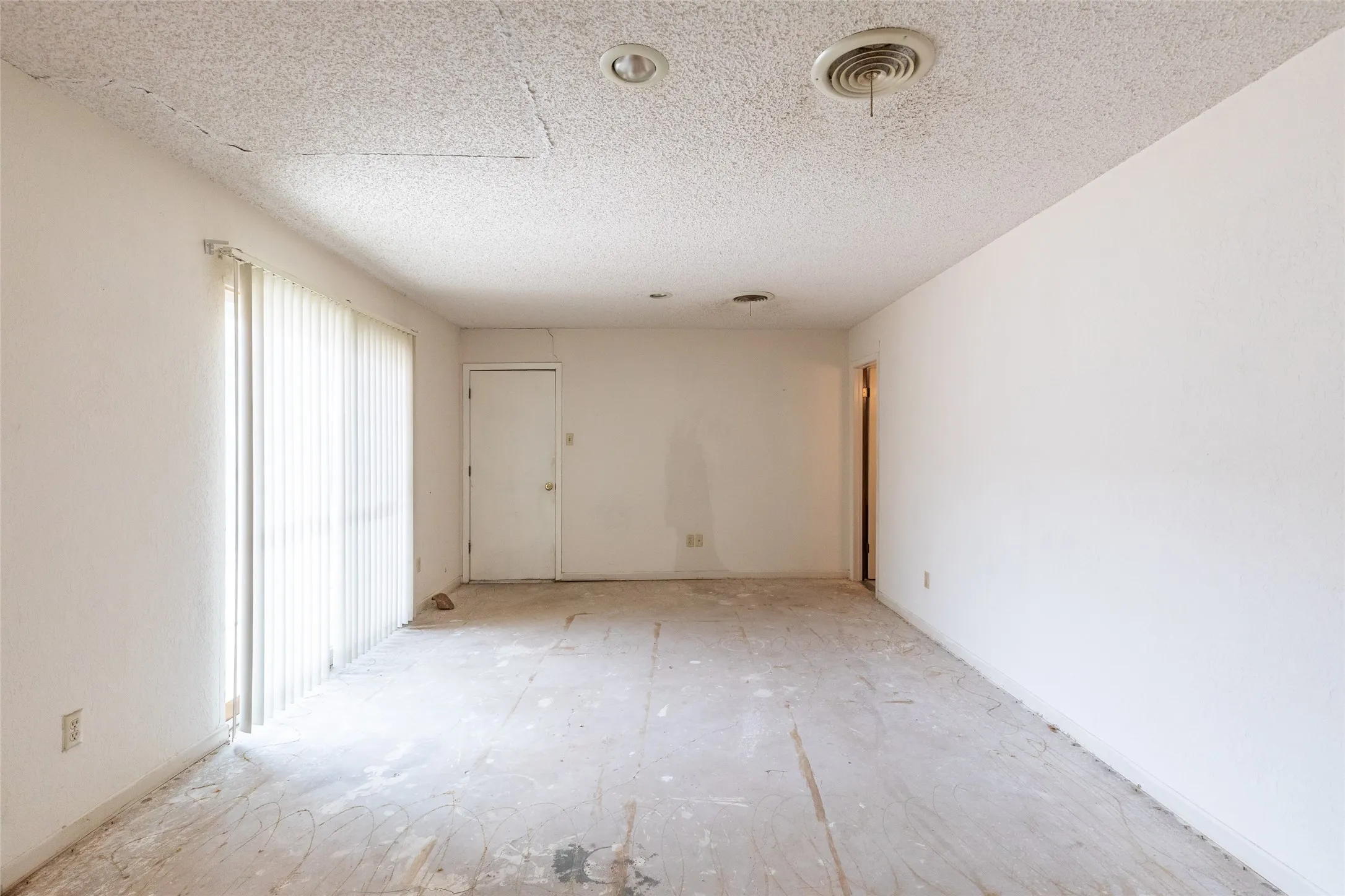 Single Family Residence For Sale in Taylor County , 3265 Woodhollow Circle, Abilene, Texas 79606, 3 Bedroom, 3 Bathroom, 2 Garage spaces, 2,055 Sqft, built in 1978, Preowned, mls#21259134, Real Estate Agent in Abilene, Homes For Sale in Taylor county, Homes For Sale in Abilene, Realtor in Abilene Texas, Real Estate Brokerage Independent Realty Texas, Luminita Cordes Realtor