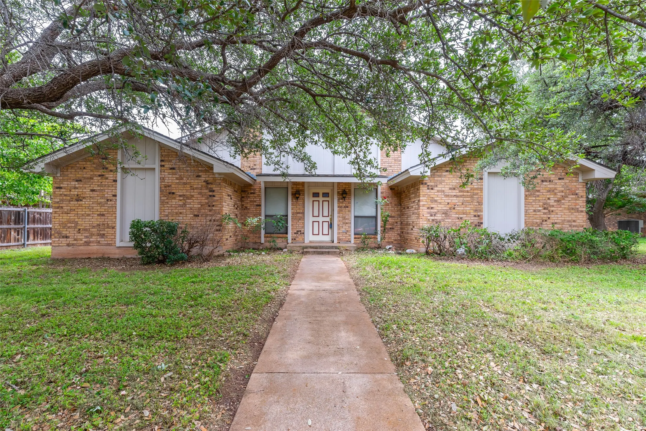 Single Family Residence For Sale in Taylor County , 3265 Woodhollow Circle, Abilene, Texas 79606, 3 Bedroom, 3 Bathroom, 2 Garage spaces, 2,055 Sqft, built in 1978, Preowned, mls#21259134, Real Estate Agent in Abilene, Homes For Sale in Taylor county, Homes For Sale in Abilene, Realtor in Abilene Texas, Real Estate Brokerage Independent Realty Texas, Luminita Cordes Realtor