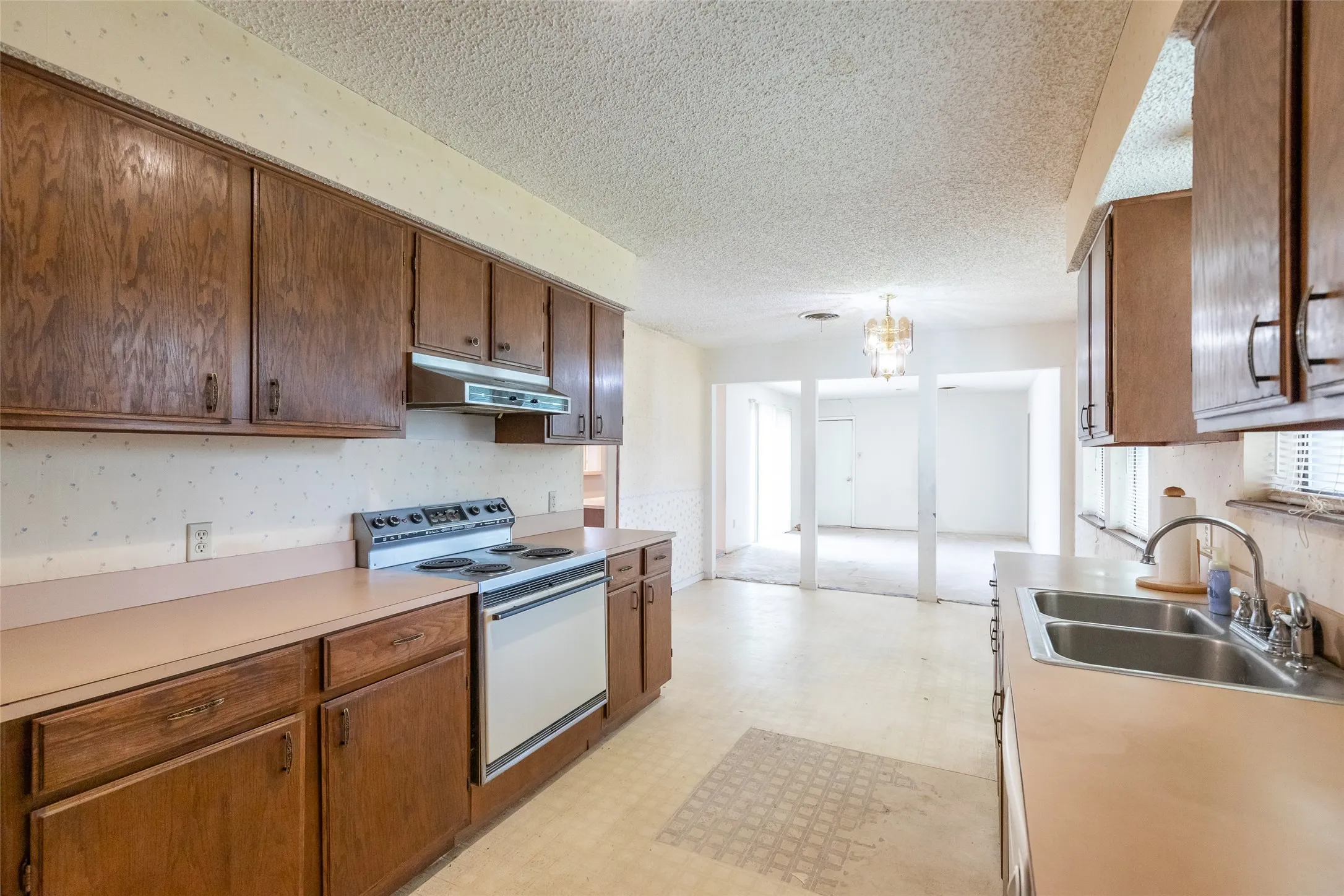 Single Family Residence For Sale in Taylor County , 3265 Woodhollow Circle, Abilene, Texas 79606, 3 Bedroom, 3 Bathroom, 2 Garage spaces, 2,055 Sqft, built in 1978, Preowned, mls#21259134, Real Estate Agent in Abilene, Homes For Sale in Taylor county, Homes For Sale in Abilene, Realtor in Abilene Texas, Real Estate Brokerage Independent Realty Texas, Luminita Cordes Realtor