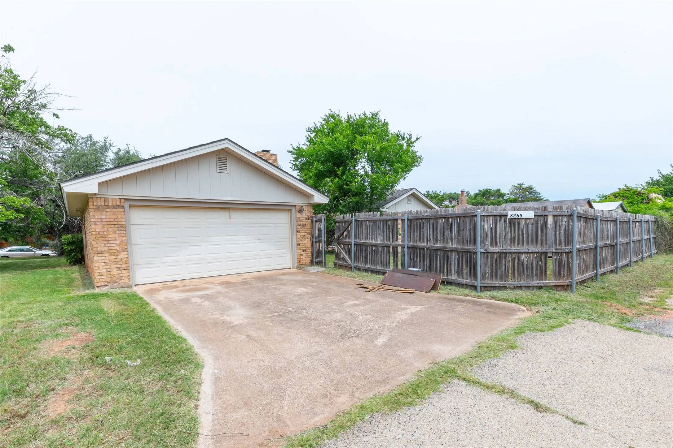 Single Family Residence For Sale in Taylor County , 3265 Woodhollow Circle, Abilene, Texas 79606, 3 Bedroom, 3 Bathroom, 2 Garage spaces, 2,055 Sqft, built in 1978, Preowned, mls#21259134, Real Estate Agent in Abilene, Homes For Sale in Taylor county, Homes For Sale in Abilene, Realtor in Abilene Texas, Real Estate Brokerage Independent Realty Texas, Luminita Cordes Realtor