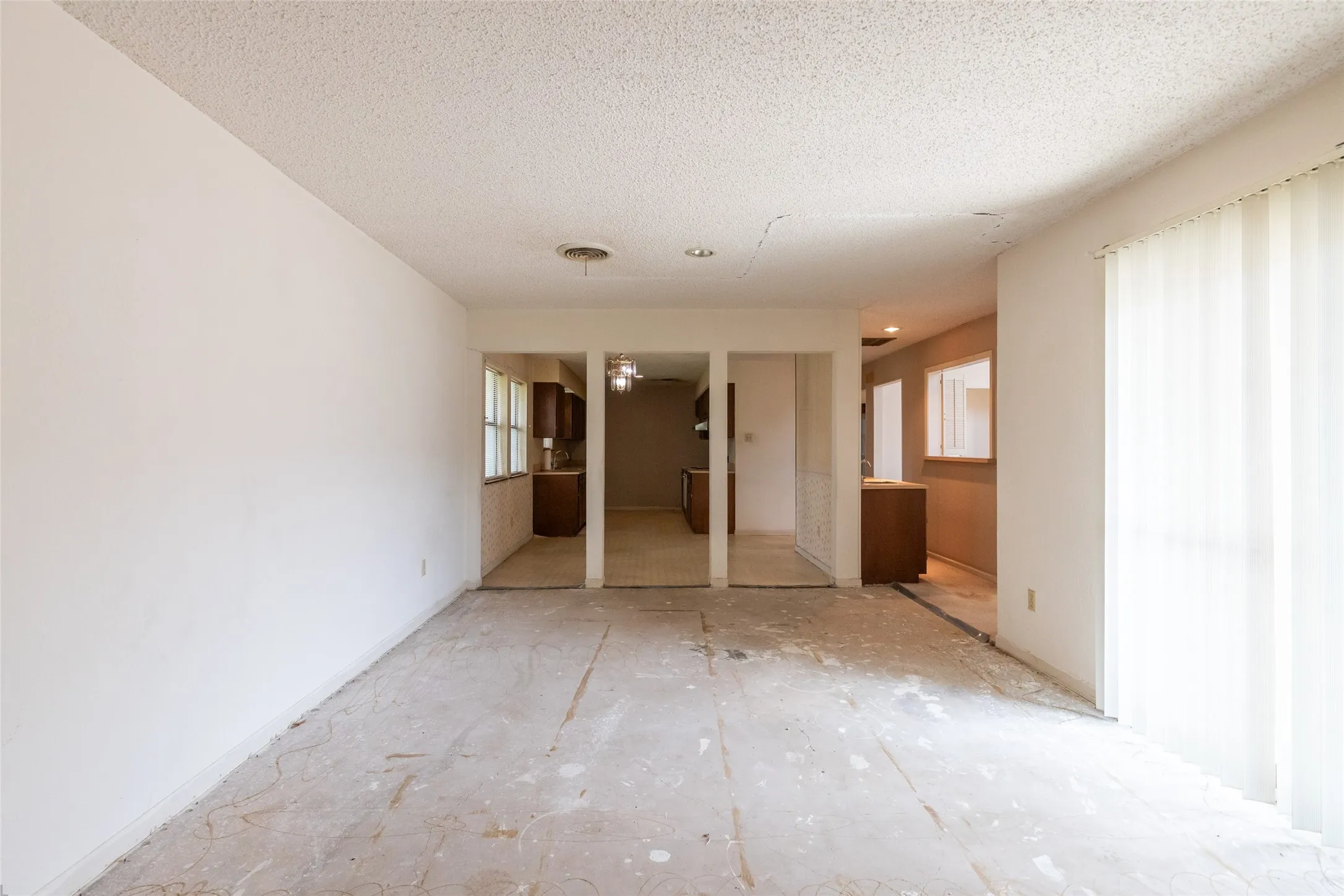 Single Family Residence For Sale in Taylor County , 3265 Woodhollow Circle, Abilene, Texas 79606, 3 Bedroom, 3 Bathroom, 2 Garage spaces, 2,055 Sqft, built in 1978, Preowned, mls#21259134, Real Estate Agent in Abilene, Homes For Sale in Taylor county, Homes For Sale in Abilene, Realtor in Abilene Texas, Real Estate Brokerage Independent Realty Texas, Luminita Cordes Realtor