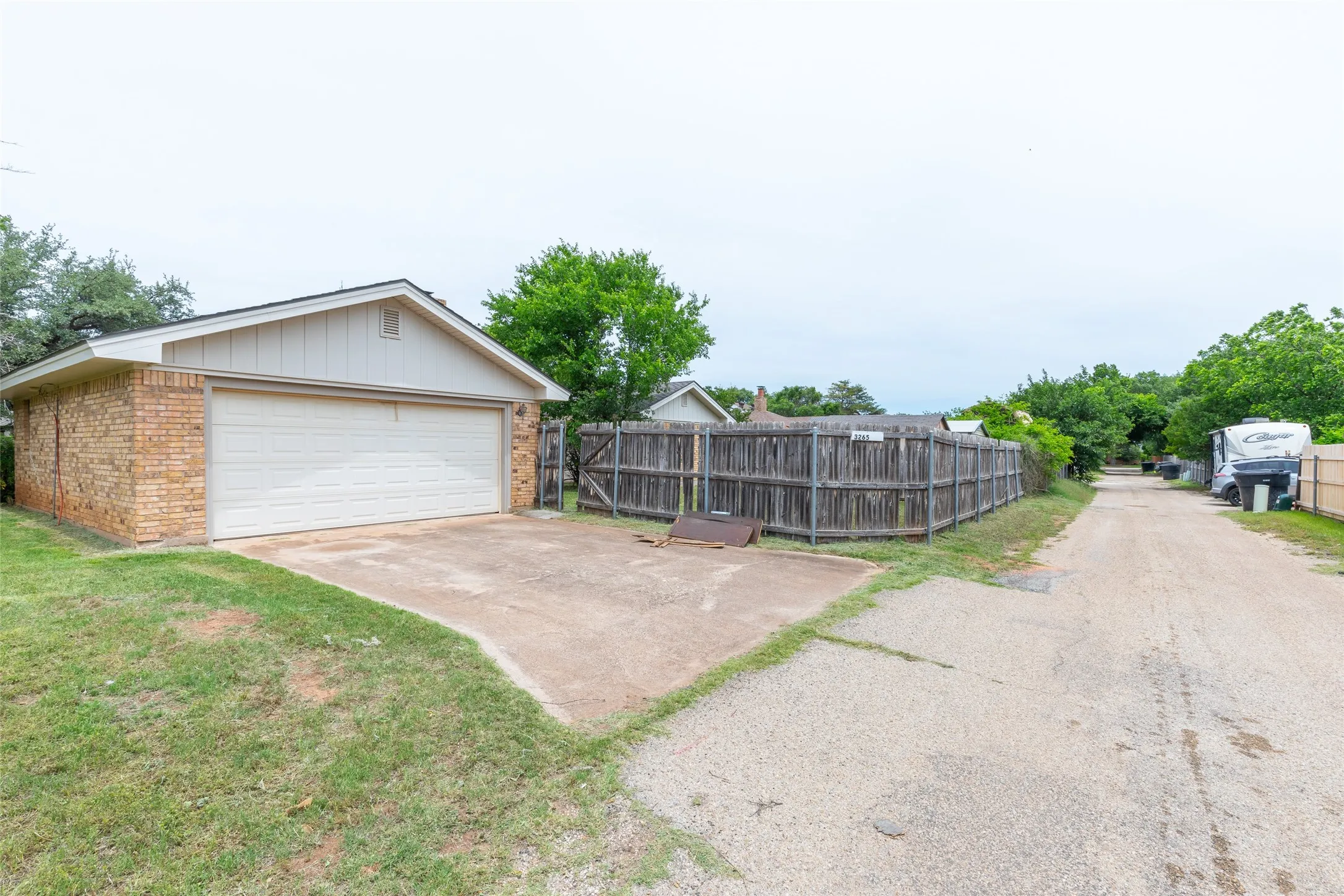 Single Family Residence For Sale in Taylor County , 3265 Woodhollow Circle, Abilene, Texas 79606, 3 Bedroom, 3 Bathroom, 2 Garage spaces, 2,055 Sqft, built in 1978, Preowned, mls#21259134, Real Estate Agent in Abilene, Homes For Sale in Taylor county, Homes For Sale in Abilene, Realtor in Abilene Texas, Real Estate Brokerage Independent Realty Texas, Luminita Cordes Realtor