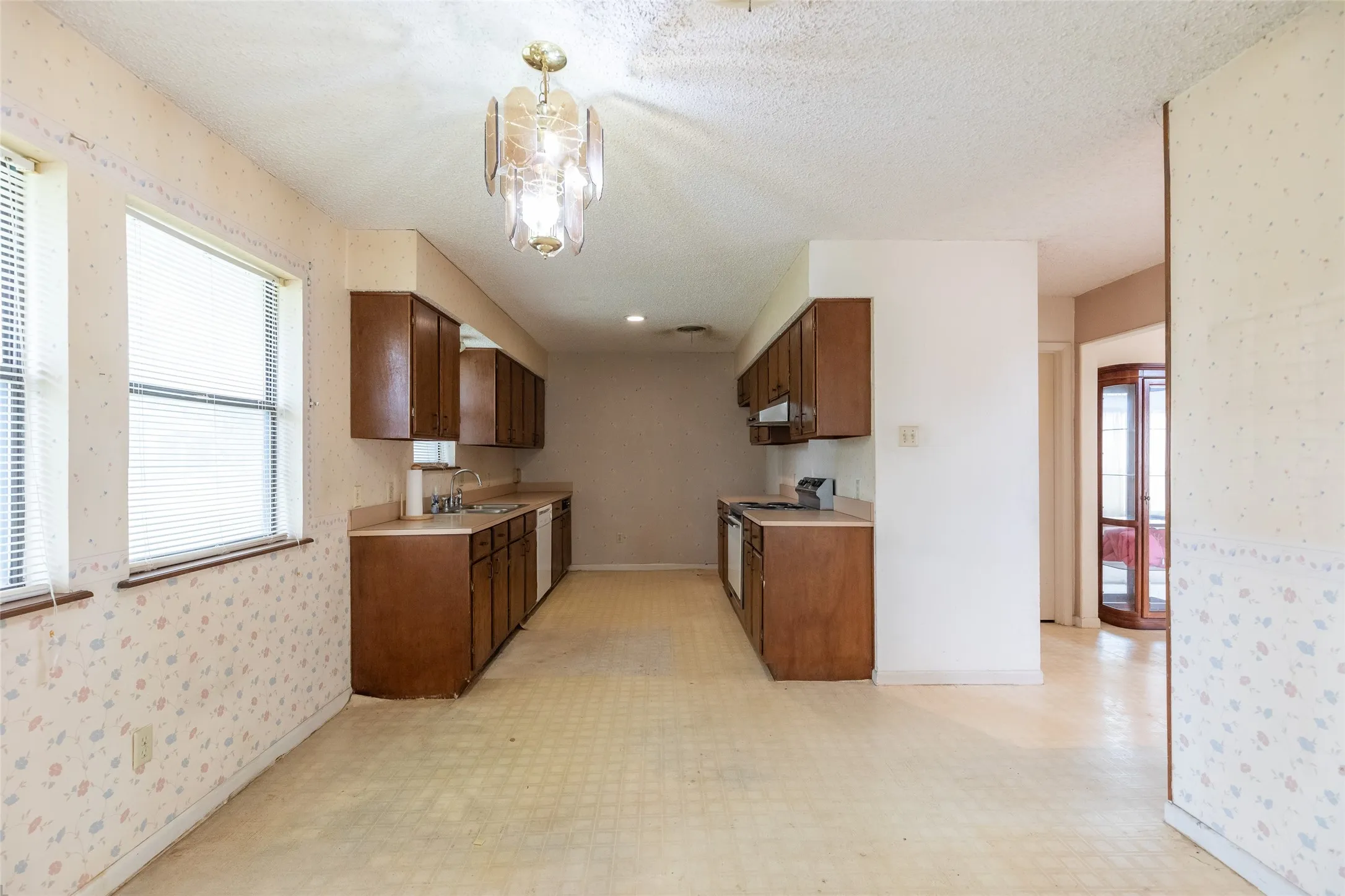 Single Family Residence For Sale in Taylor County , 3265 Woodhollow Circle, Abilene, Texas 79606, 3 Bedroom, 3 Bathroom, 2 Garage spaces, 2,055 Sqft, built in 1978, Preowned, mls#21259134, Real Estate Agent in Abilene, Homes For Sale in Taylor county, Homes For Sale in Abilene, Realtor in Abilene Texas, Real Estate Brokerage Independent Realty Texas, Luminita Cordes Realtor