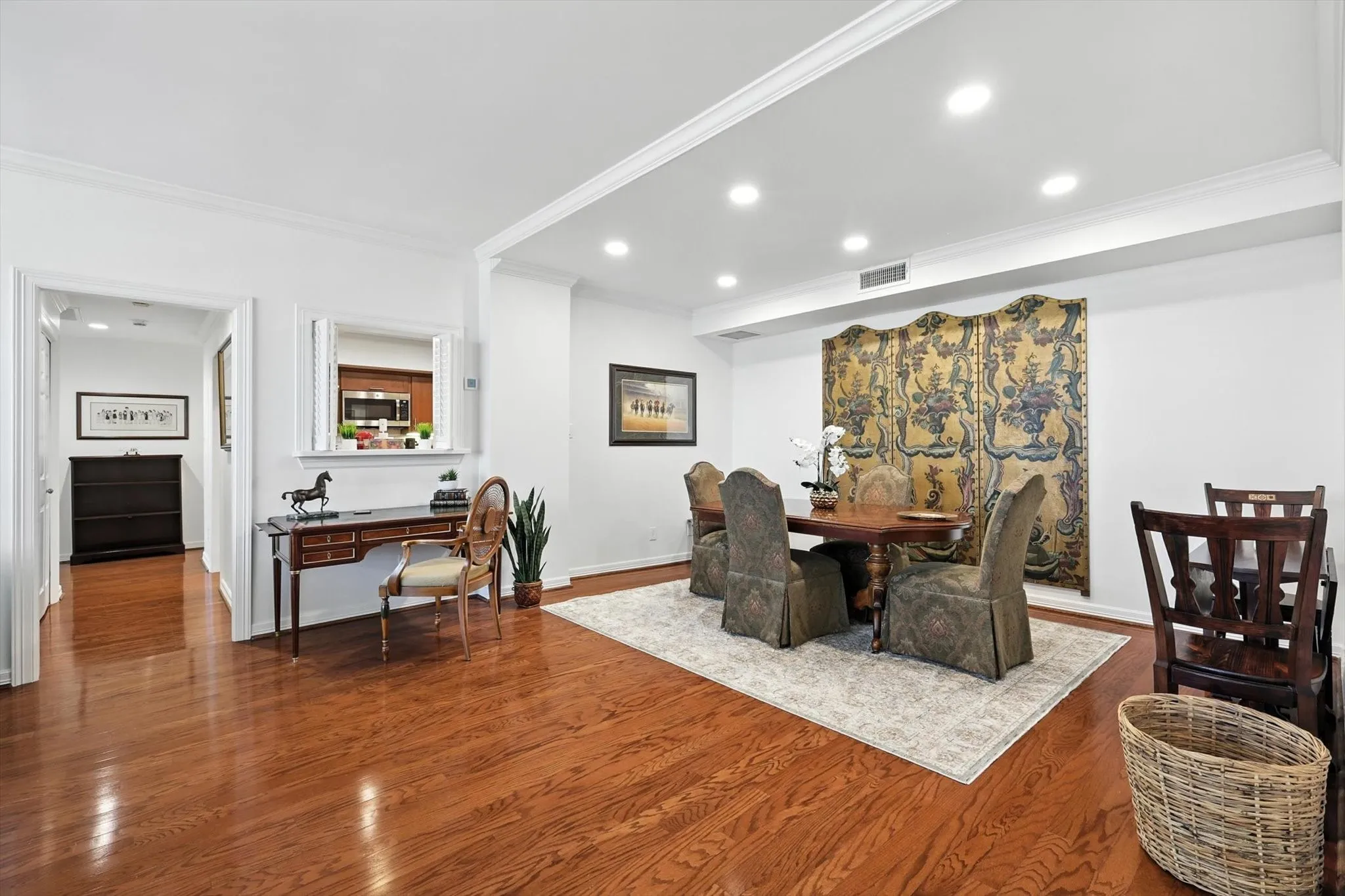 Condominium For Sale in Dallas County , 5200 Keller Springs Road 1322, Dallas, Texas 75248, 2 Bedroom, 2 Bathroom, 1 Garage spaces, 2,006 Sqft, built in 1981, Preowned, mls#21260110, Real Estate Agent in Dallas, Homes For Sale in Dallas county, Homes For Sale in Dallas, Realtor in Dallas Texas, Real Estate Brokerage Independent Realty Texas, Luminita Cordes Realtor