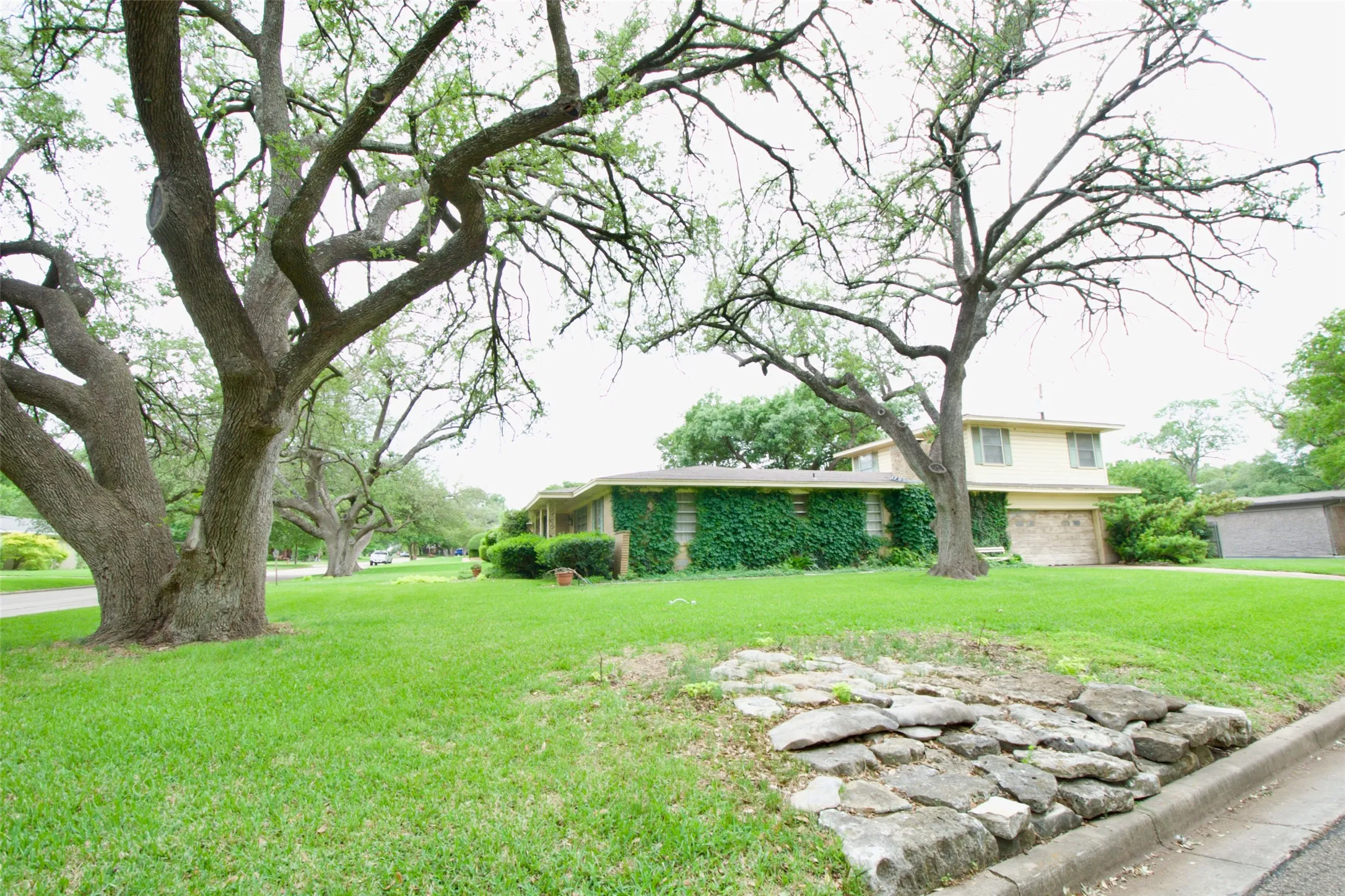 Single Family Residence For Sale in Mc Lennan County , 4901 Pine Avenue, Waco, Texas 76710, 4 Bedroom, 3 Bathroom, Garage spaces, 2,566 Sqft, built in 1956, mls#21258449, Real Estate Agent in Waco, Homes For Sale in Mc Lennan county, Homes For Sale in Waco, Realtor in Waco Texas, Real Estate Brokerage Independent Realty Texas, Luminita Cordes Realtor