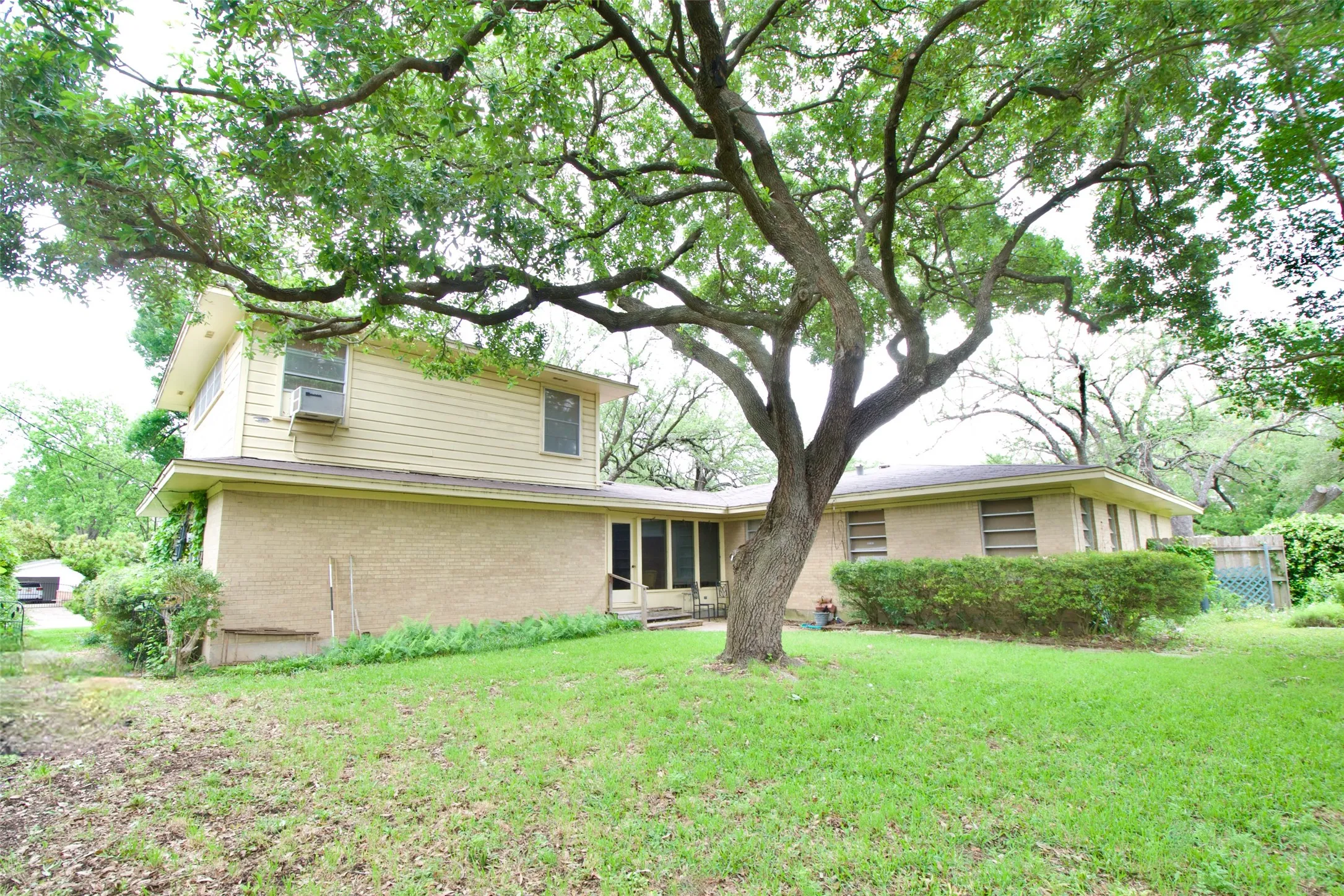 Single Family Residence For Sale in Mc Lennan County , 4901 Pine Avenue, Waco, Texas 76710, 4 Bedroom, 3 Bathroom, Garage spaces, 2,566 Sqft, built in 1956, mls#21258449, Real Estate Agent in Waco, Homes For Sale in Mc Lennan county, Homes For Sale in Waco, Realtor in Waco Texas, Real Estate Brokerage Independent Realty Texas, Luminita Cordes Realtor