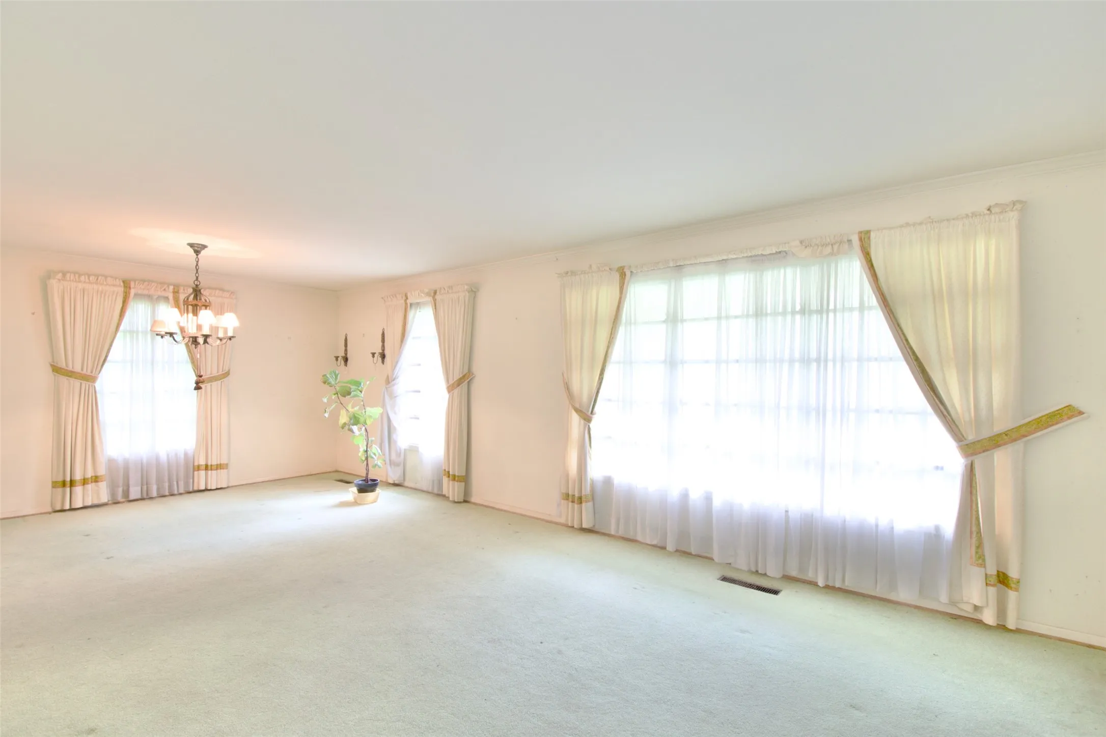 Single Family Residence For Sale in Mc Lennan County , 4901 Pine Avenue, Waco, Texas 76710, 4 Bedroom, 3 Bathroom, Garage spaces, 2,566 Sqft, built in 1956, mls#21258449, Real Estate Agent in Waco, Homes For Sale in Mc Lennan county, Homes For Sale in Waco, Realtor in Waco Texas, Real Estate Brokerage Independent Realty Texas, Luminita Cordes Realtor