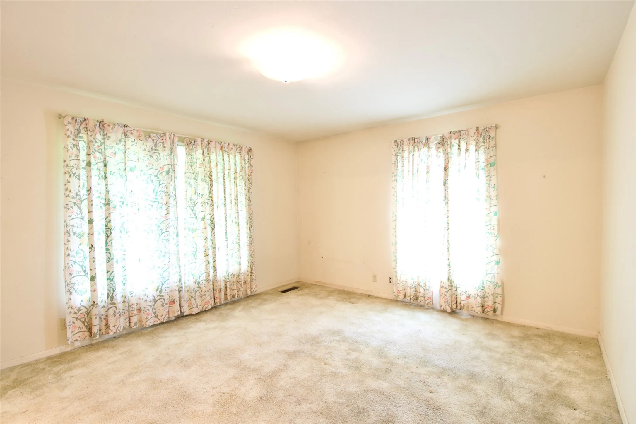Single Family Residence For Sale in Mc Lennan County , 4901 Pine Avenue, Waco, Texas 76710, 4 Bedroom, 3 Bathroom, Garage spaces, 2,566 Sqft, built in 1956, mls#21258449, Real Estate Agent in Waco, Homes For Sale in Mc Lennan county, Homes For Sale in Waco, Realtor in Waco Texas, Real Estate Brokerage Independent Realty Texas, Luminita Cordes Realtor
