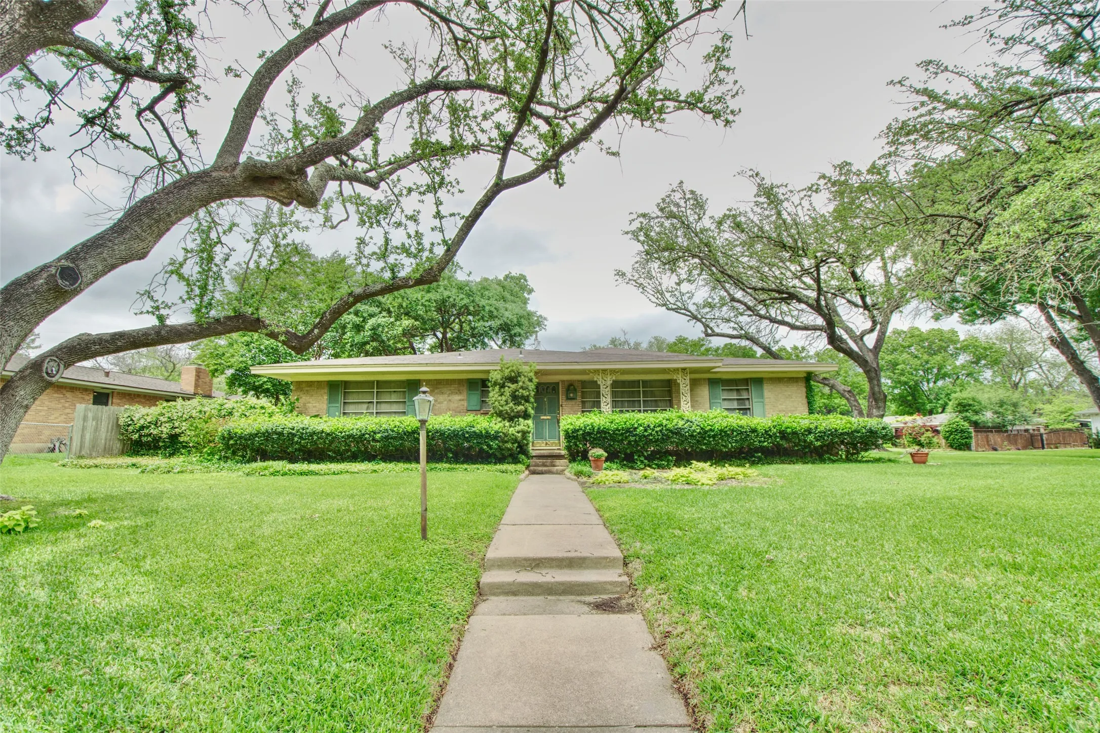 Single Family Residence For Sale in Mc Lennan County , 4901 Pine Avenue, Waco, Texas 76710, 4 Bedroom, 3 Bathroom, Garage spaces, 2,566 Sqft, built in 1956, mls#21258449, Real Estate Agent in Waco, Homes For Sale in Mc Lennan county, Homes For Sale in Waco, Realtor in Waco Texas, Real Estate Brokerage Independent Realty Texas, Luminita Cordes Realtor