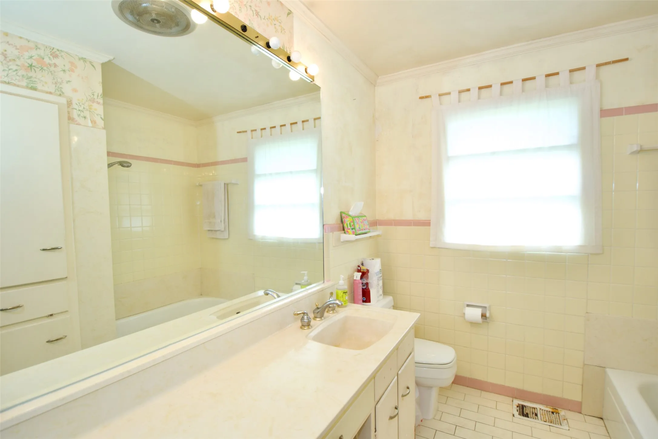Single Family Residence For Sale in Mc Lennan County , 4901 Pine Avenue, Waco, Texas 76710, 4 Bedroom, 3 Bathroom, Garage spaces, 2,566 Sqft, built in 1956, mls#21258449, Real Estate Agent in Waco, Homes For Sale in Mc Lennan county, Homes For Sale in Waco, Realtor in Waco Texas, Real Estate Brokerage Independent Realty Texas, Luminita Cordes Realtor