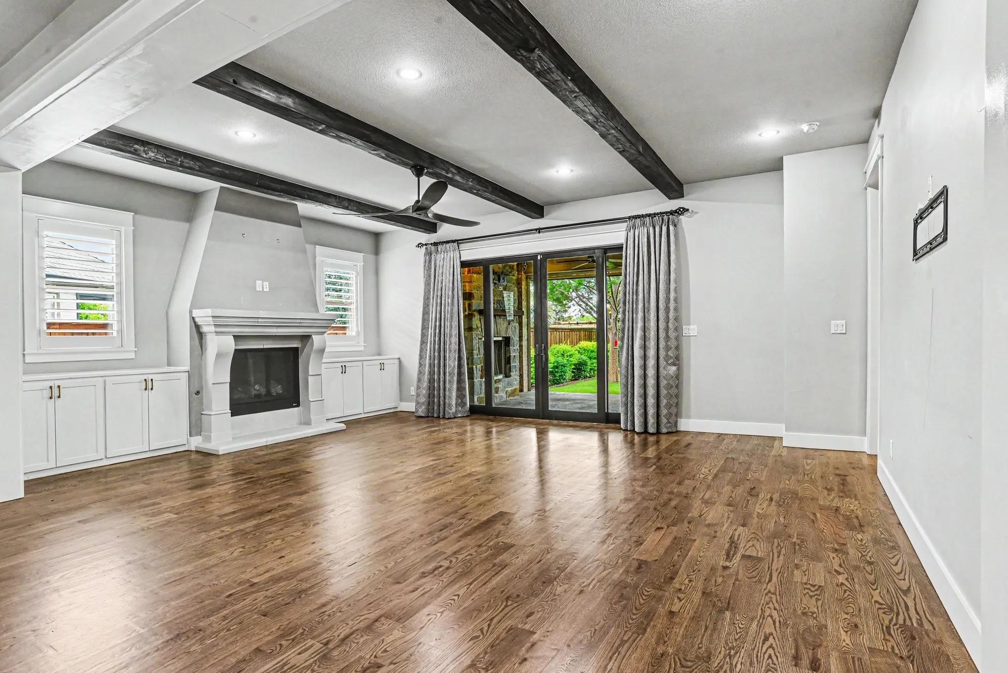 Single Family Residence For Sale in Ellis County , 2401 Prestwick Drive, Midlothian, Texas 76065, 3 Bedroom, 3 Bathroom, 2 Garage spaces, 2,437 Sqft, built in 2018, mls#21260049, Real Estate Agent in Midlothian, Homes For Sale in Ellis county, Homes For Sale in Midlothian, Realtor in Midlothian Texas, Real Estate Brokerage Independent Realty Texas, Luminita Cordes Realtor