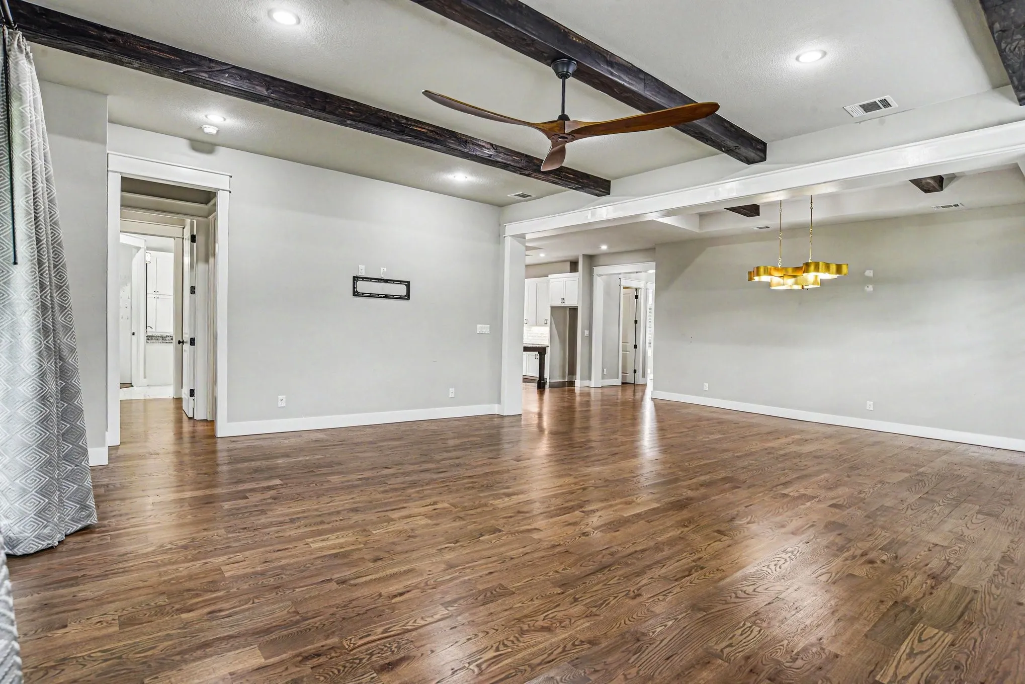 Single Family Residence For Sale in Ellis County , 2401 Prestwick Drive, Midlothian, Texas 76065, 3 Bedroom, 3 Bathroom, 2 Garage spaces, 2,437 Sqft, built in 2018, mls#21260049, Real Estate Agent in Midlothian, Homes For Sale in Ellis county, Homes For Sale in Midlothian, Realtor in Midlothian Texas, Real Estate Brokerage Independent Realty Texas, Luminita Cordes Realtor