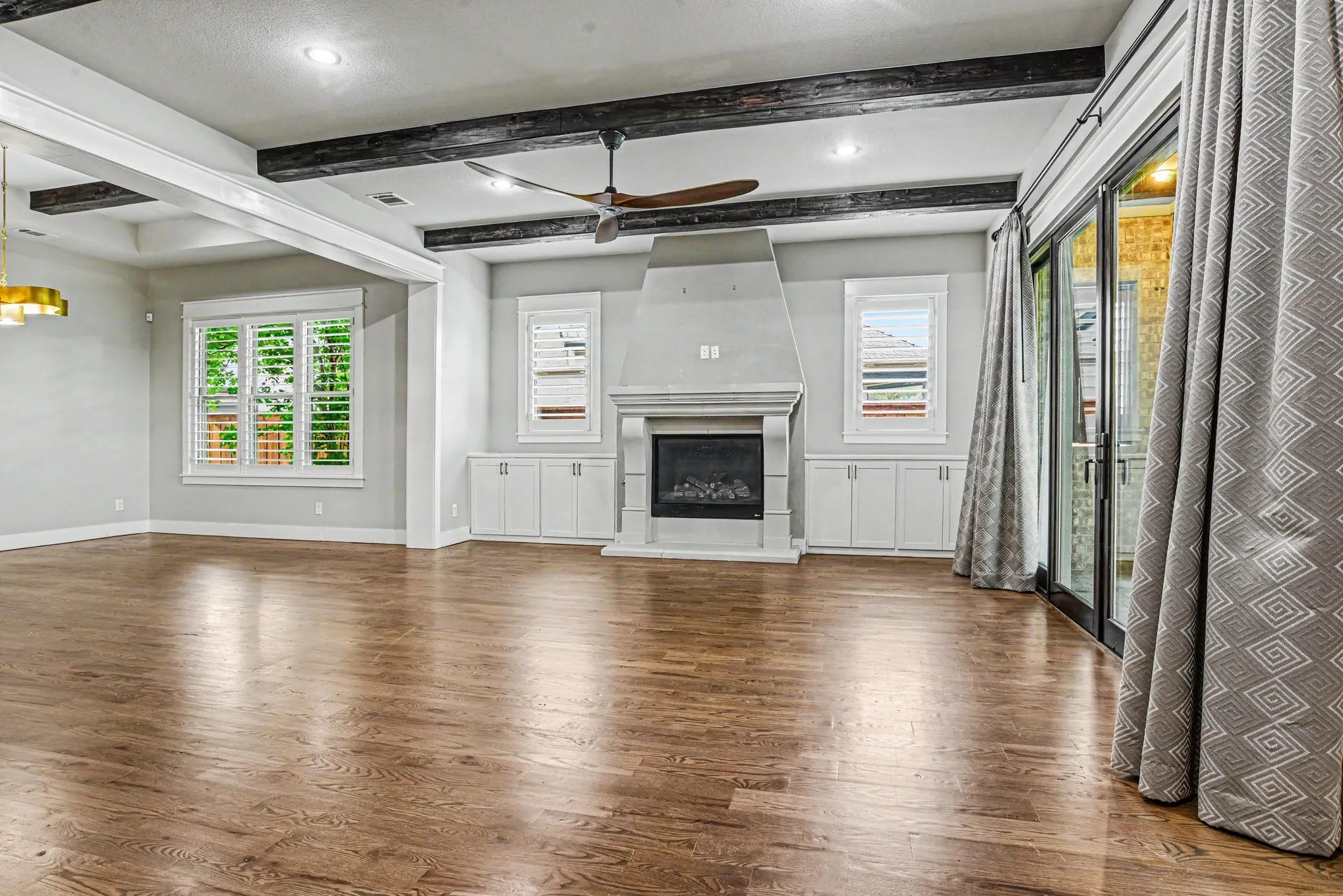 Single Family Residence For Sale in Ellis County , 2401 Prestwick Drive, Midlothian, Texas 76065, 3 Bedroom, 3 Bathroom, 2 Garage spaces, 2,437 Sqft, built in 2018, mls#21260049, Real Estate Agent in Midlothian, Homes For Sale in Ellis county, Homes For Sale in Midlothian, Realtor in Midlothian Texas, Real Estate Brokerage Independent Realty Texas, Luminita Cordes Realtor