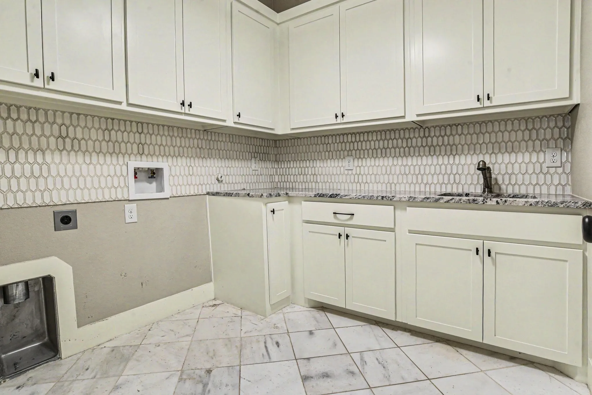 Single Family Residence For Sale in Ellis County , 2401 Prestwick Drive, Midlothian, Texas 76065, 3 Bedroom, 3 Bathroom, 2 Garage spaces, 2,437 Sqft, built in 2018, mls#21260049, Real Estate Agent in Midlothian, Homes For Sale in Ellis county, Homes For Sale in Midlothian, Realtor in Midlothian Texas, Real Estate Brokerage Independent Realty Texas, Luminita Cordes Realtor