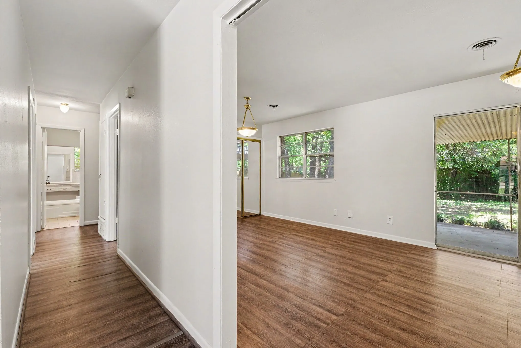 Single Family Residence For Sale in Tarrant County , 60 Somerset Terrace, Bedford, Texas 76022, 3 Bedroom, 2 Bathroom, 2 Garage spaces, 1,203 Sqft, built in 1959, mls#21260119, Real Estate Agent in Bedford, Homes For Sale in Tarrant county, Homes For Sale in Bedford, Realtor in Bedford Texas, Real Estate Brokerage Independent Realty Texas, Luminita Cordes Realtor