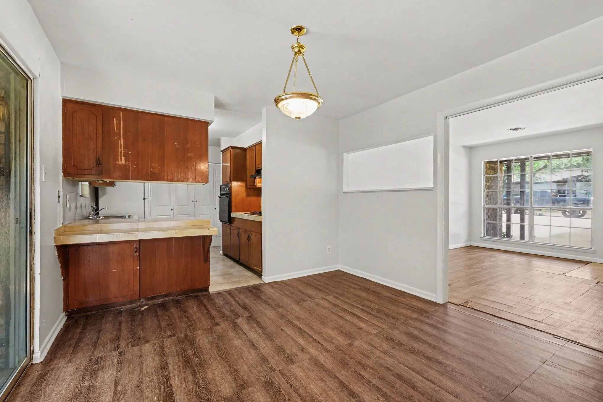 Single Family Residence For Sale in Tarrant County , 60 Somerset Terrace, Bedford, Texas 76022, 3 Bedroom, 2 Bathroom, 2 Garage spaces, 1,203 Sqft, built in 1959, mls#21260119, Real Estate Agent in Bedford, Homes For Sale in Tarrant county, Homes For Sale in Bedford, Realtor in Bedford Texas, Real Estate Brokerage Independent Realty Texas, Luminita Cordes Realtor