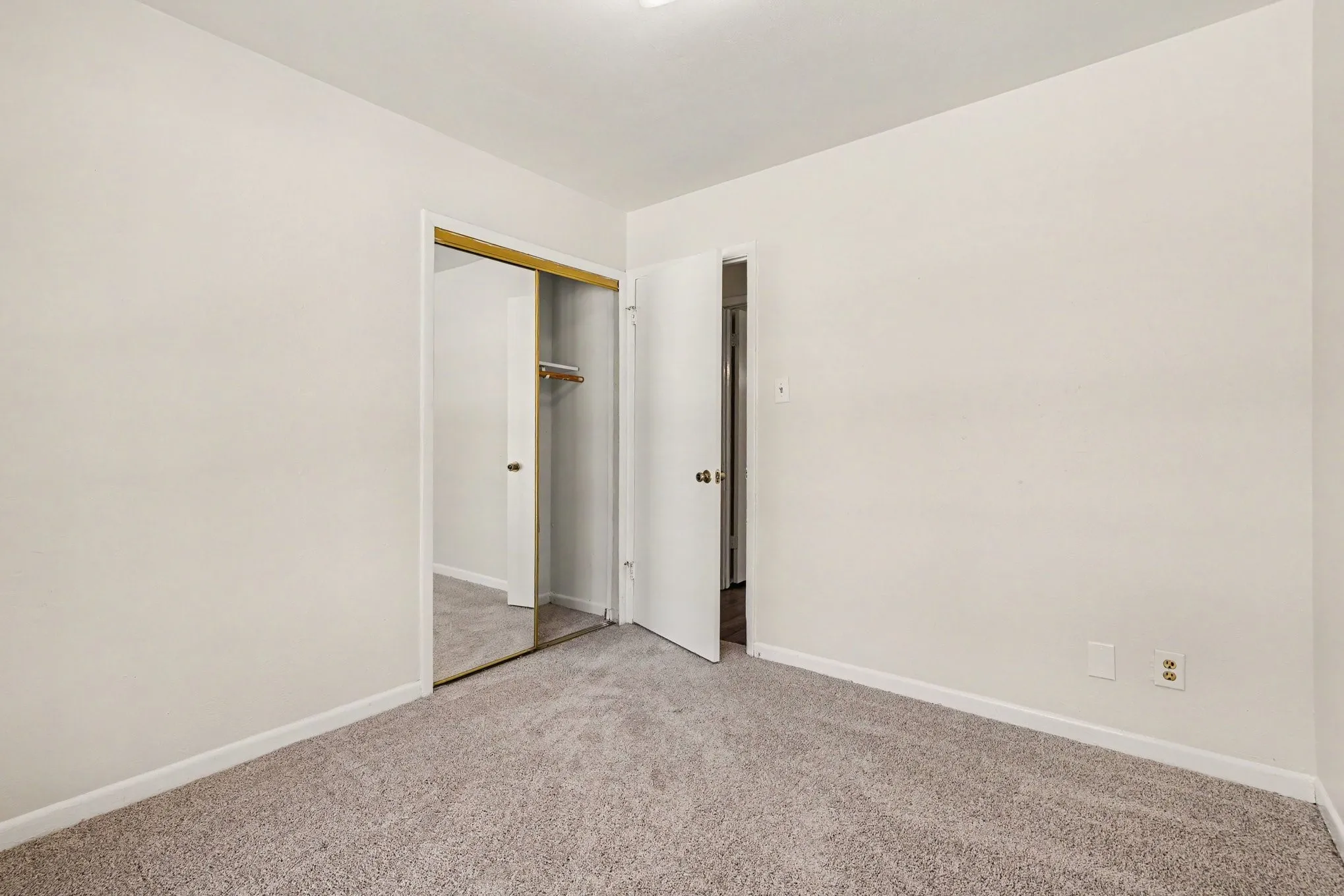 Single Family Residence For Sale in Tarrant County , 60 Somerset Terrace, Bedford, Texas 76022, 3 Bedroom, 2 Bathroom, 2 Garage spaces, 1,203 Sqft, built in 1959, mls#21260119, Real Estate Agent in Bedford, Homes For Sale in Tarrant county, Homes For Sale in Bedford, Realtor in Bedford Texas, Real Estate Brokerage Independent Realty Texas, Luminita Cordes Realtor