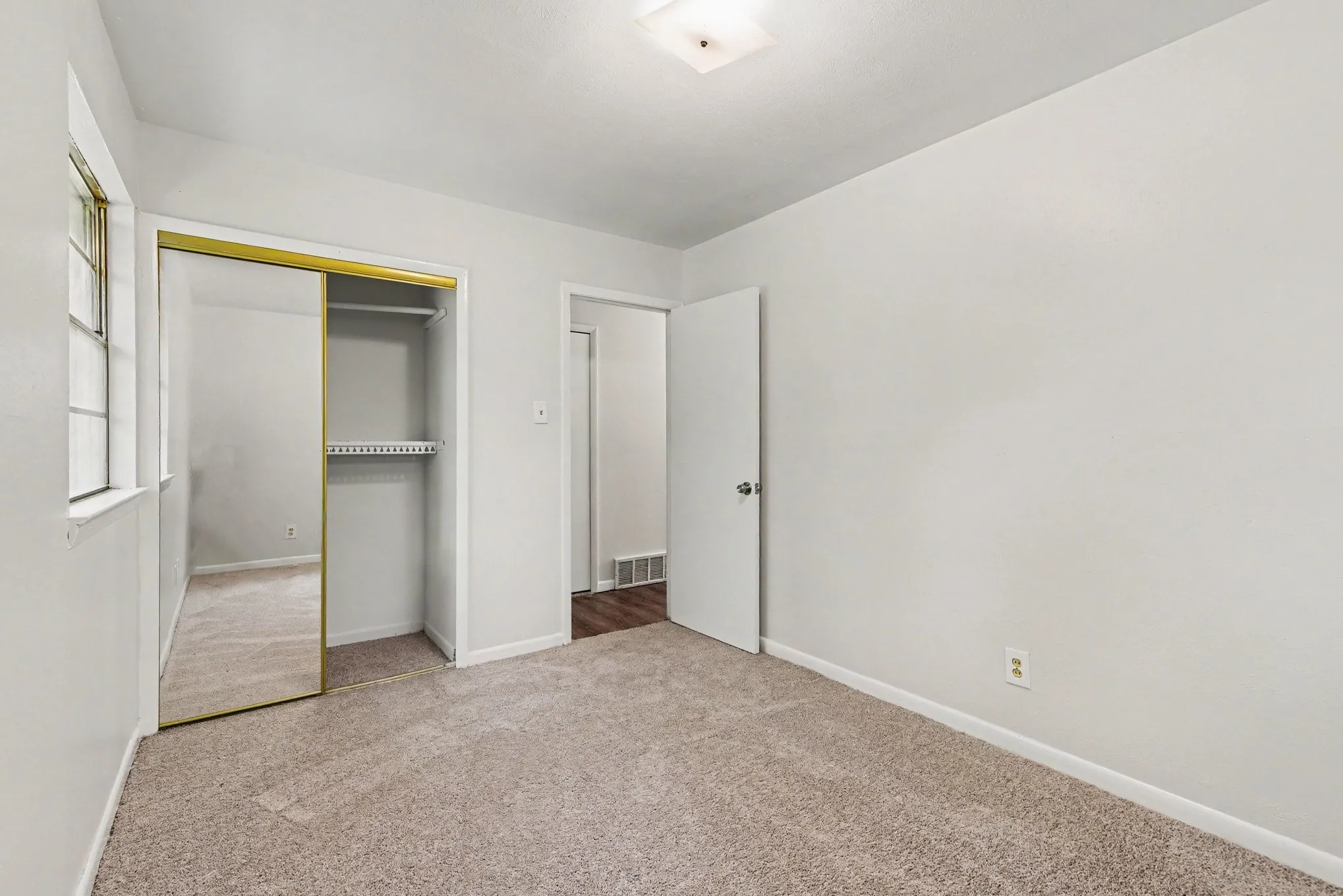 Single Family Residence For Sale in Tarrant County , 60 Somerset Terrace, Bedford, Texas 76022, 3 Bedroom, 2 Bathroom, 2 Garage spaces, 1,203 Sqft, built in 1959, mls#21260119, Real Estate Agent in Bedford, Homes For Sale in Tarrant county, Homes For Sale in Bedford, Realtor in Bedford Texas, Real Estate Brokerage Independent Realty Texas, Luminita Cordes Realtor