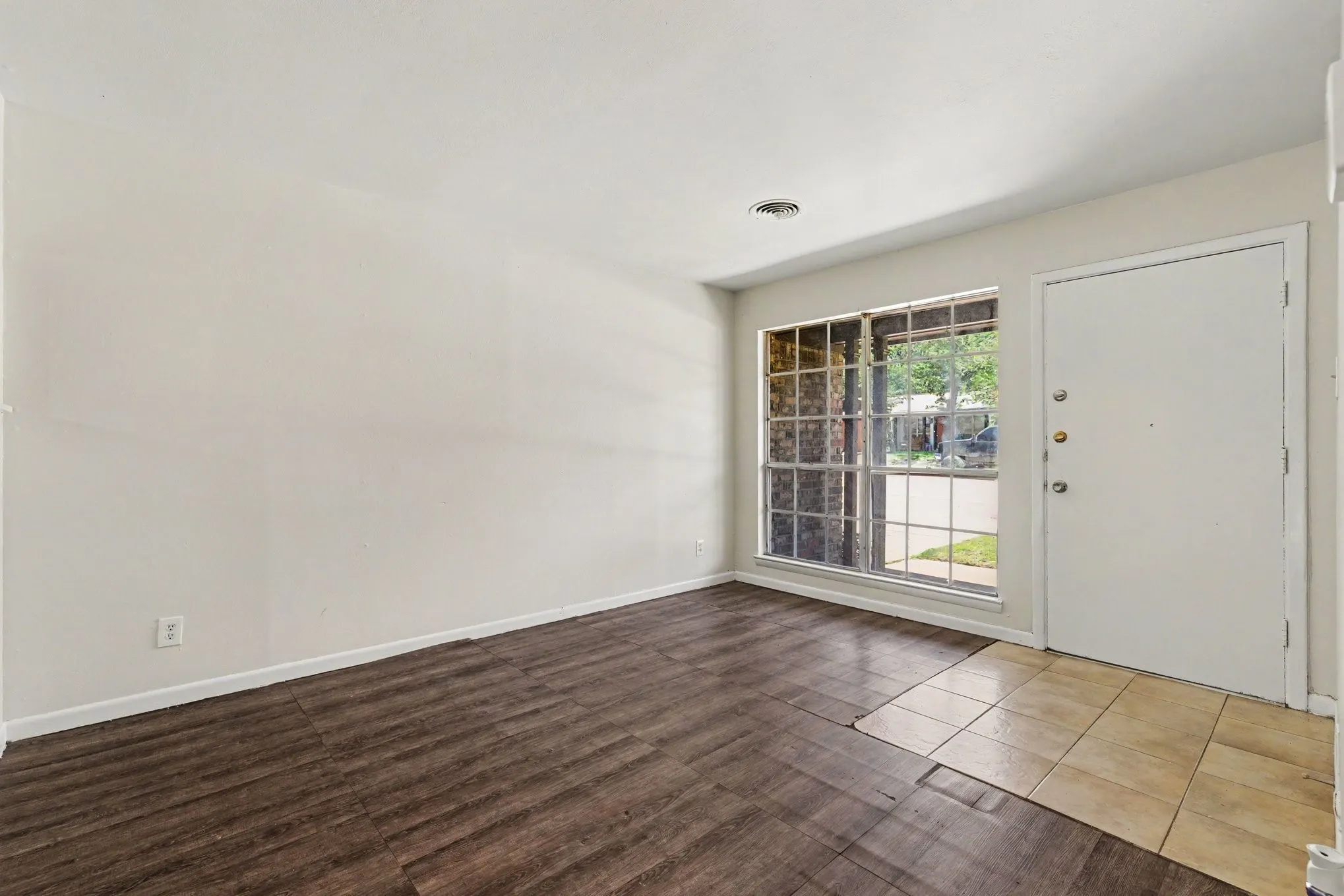 Single Family Residence For Sale in Tarrant County , 60 Somerset Terrace, Bedford, Texas 76022, 3 Bedroom, 2 Bathroom, 2 Garage spaces, 1,203 Sqft, built in 1959, mls#21260119, Real Estate Agent in Bedford, Homes For Sale in Tarrant county, Homes For Sale in Bedford, Realtor in Bedford Texas, Real Estate Brokerage Independent Realty Texas, Luminita Cordes Realtor