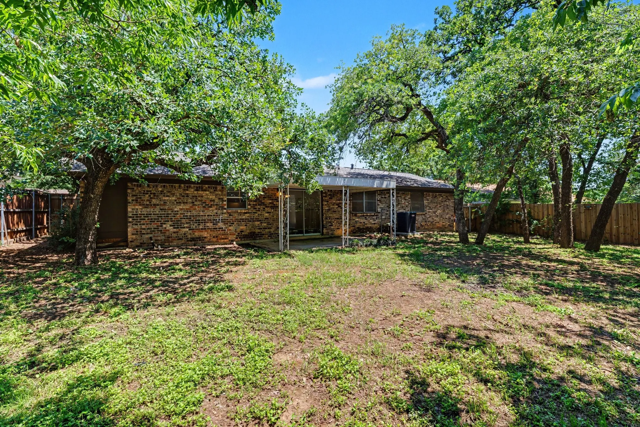 Single Family Residence For Sale in Tarrant County , 60 Somerset Terrace, Bedford, Texas 76022, 3 Bedroom, 2 Bathroom, 2 Garage spaces, 1,203 Sqft, built in 1959, mls#21260119, Real Estate Agent in Bedford, Homes For Sale in Tarrant county, Homes For Sale in Bedford, Realtor in Bedford Texas, Real Estate Brokerage Independent Realty Texas, Luminita Cordes Realtor