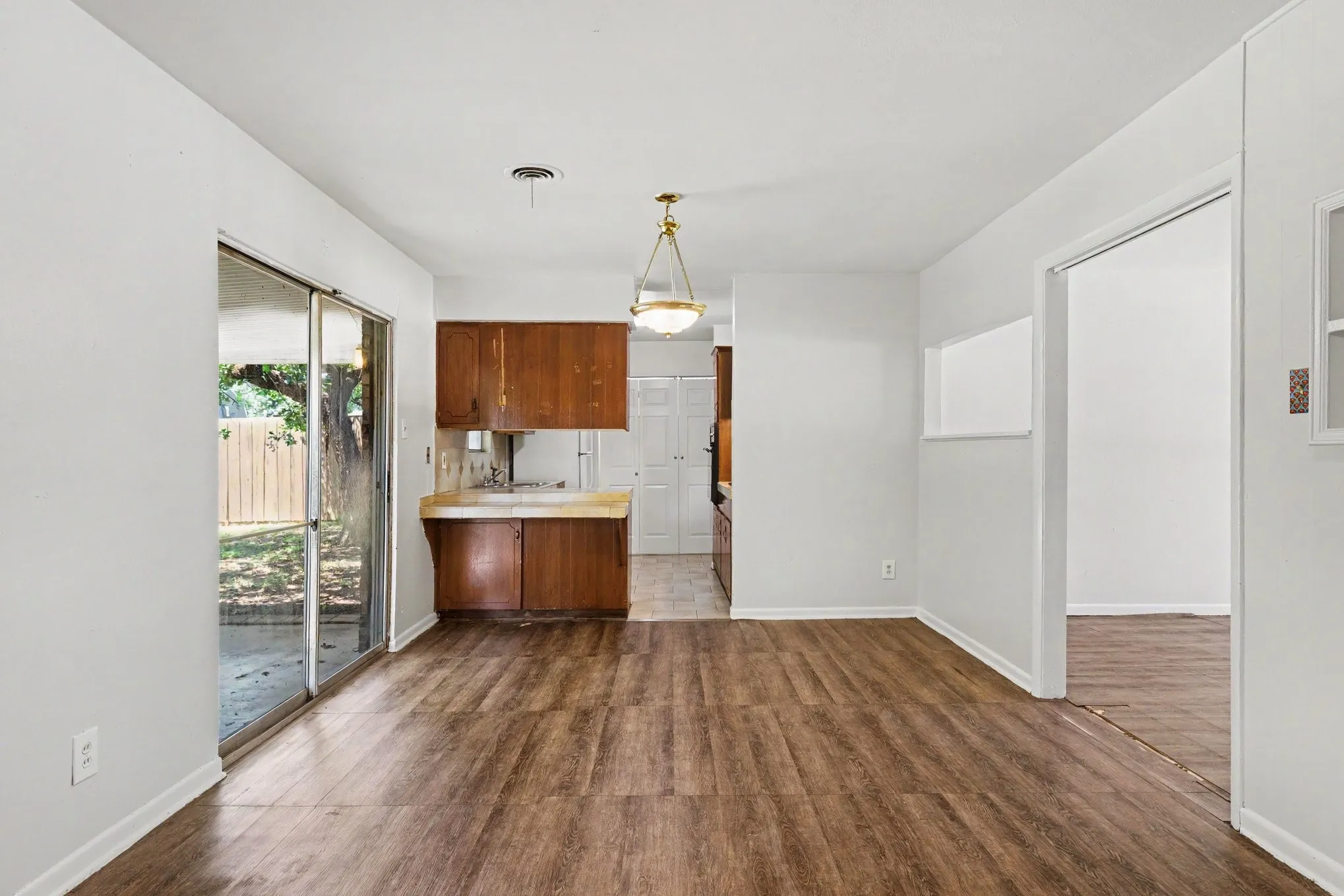 Single Family Residence For Sale in Tarrant County , 60 Somerset Terrace, Bedford, Texas 76022, 3 Bedroom, 2 Bathroom, 2 Garage spaces, 1,203 Sqft, built in 1959, mls#21260119, Real Estate Agent in Bedford, Homes For Sale in Tarrant county, Homes For Sale in Bedford, Realtor in Bedford Texas, Real Estate Brokerage Independent Realty Texas, Luminita Cordes Realtor