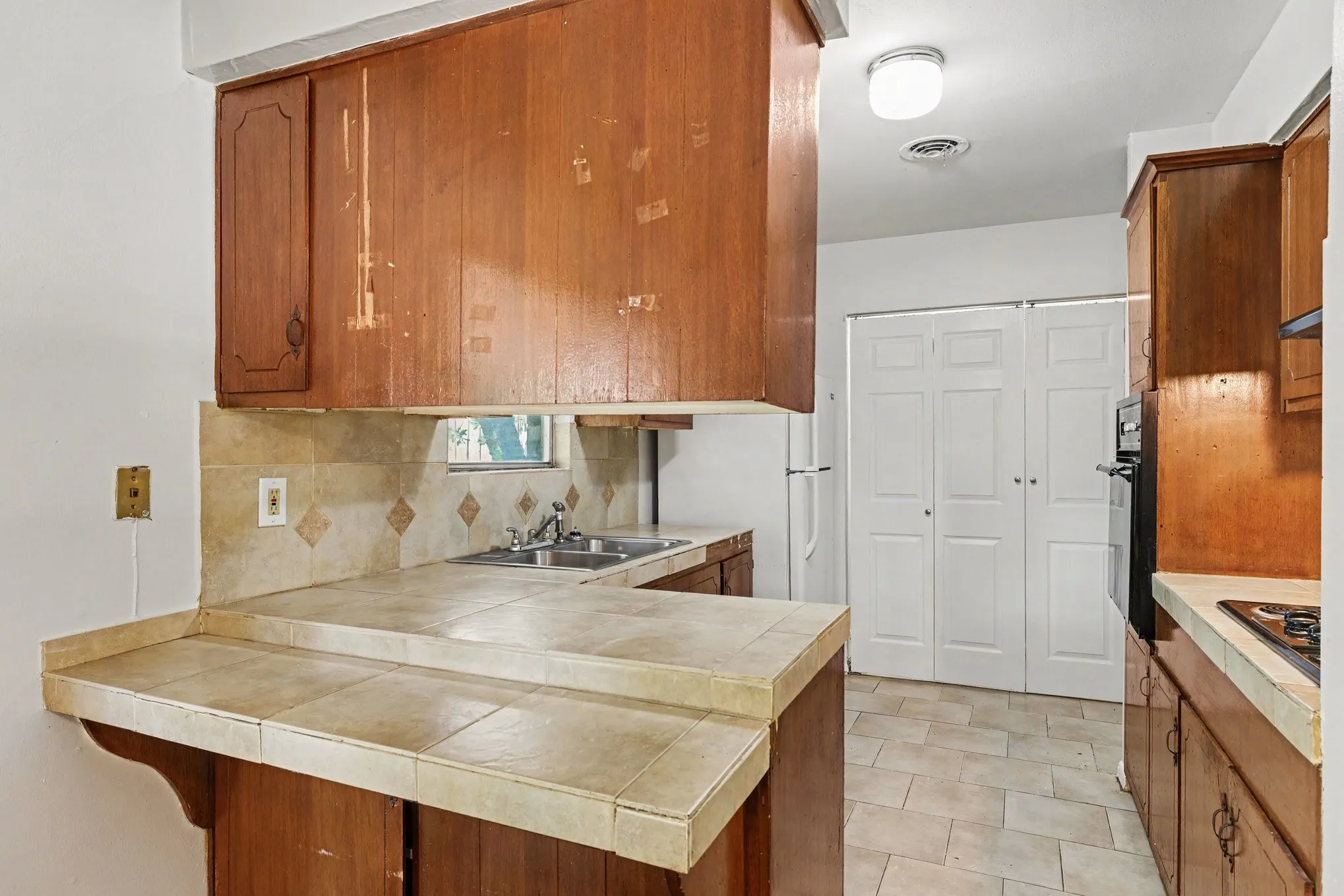 Single Family Residence For Sale in Tarrant County , 60 Somerset Terrace, Bedford, Texas 76022, 3 Bedroom, 2 Bathroom, 2 Garage spaces, 1,203 Sqft, built in 1959, mls#21260119, Real Estate Agent in Bedford, Homes For Sale in Tarrant county, Homes For Sale in Bedford, Realtor in Bedford Texas, Real Estate Brokerage Independent Realty Texas, Luminita Cordes Realtor