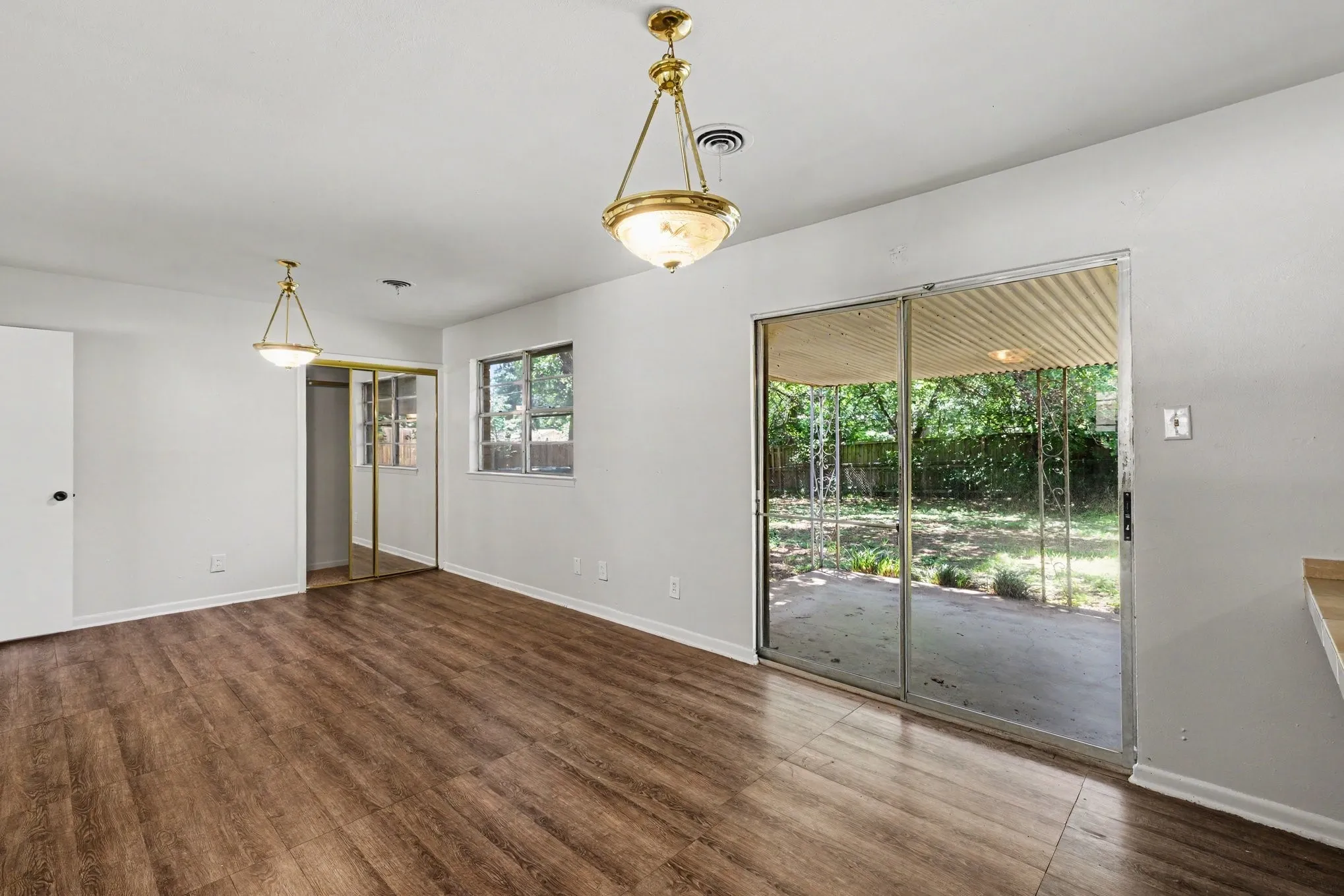 Single Family Residence For Sale in Tarrant County , 60 Somerset Terrace, Bedford, Texas 76022, 3 Bedroom, 2 Bathroom, 2 Garage spaces, 1,203 Sqft, built in 1959, mls#21260119, Real Estate Agent in Bedford, Homes For Sale in Tarrant county, Homes For Sale in Bedford, Realtor in Bedford Texas, Real Estate Brokerage Independent Realty Texas, Luminita Cordes Realtor