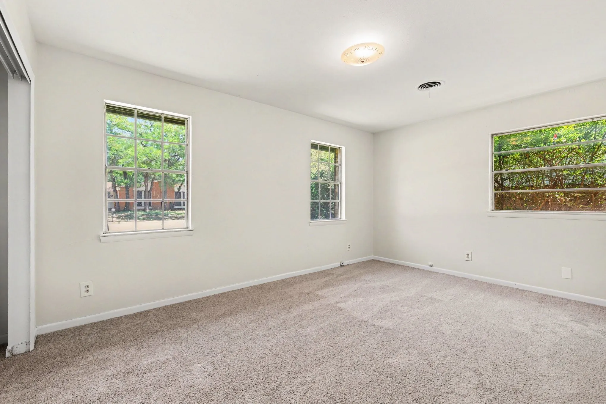 Single Family Residence For Sale in Tarrant County , 60 Somerset Terrace, Bedford, Texas 76022, 3 Bedroom, 2 Bathroom, 2 Garage spaces, 1,203 Sqft, built in 1959, mls#21260119, Real Estate Agent in Bedford, Homes For Sale in Tarrant county, Homes For Sale in Bedford, Realtor in Bedford Texas, Real Estate Brokerage Independent Realty Texas, Luminita Cordes Realtor