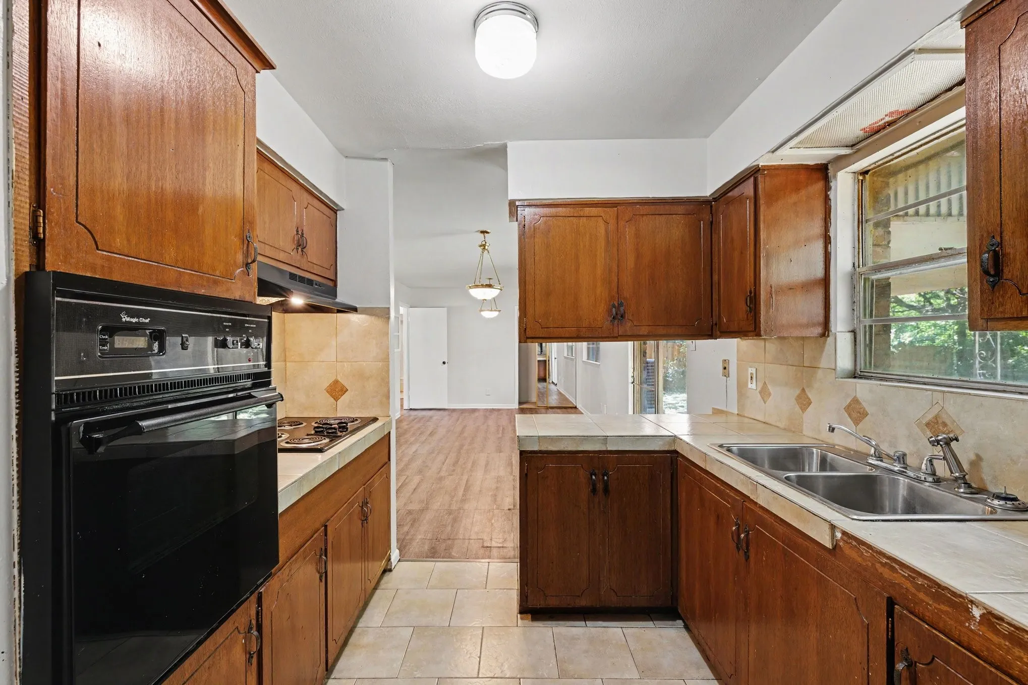 Single Family Residence For Sale in Tarrant County , 60 Somerset Terrace, Bedford, Texas 76022, 3 Bedroom, 2 Bathroom, 2 Garage spaces, 1,203 Sqft, built in 1959, mls#21260119, Real Estate Agent in Bedford, Homes For Sale in Tarrant county, Homes For Sale in Bedford, Realtor in Bedford Texas, Real Estate Brokerage Independent Realty Texas, Luminita Cordes Realtor