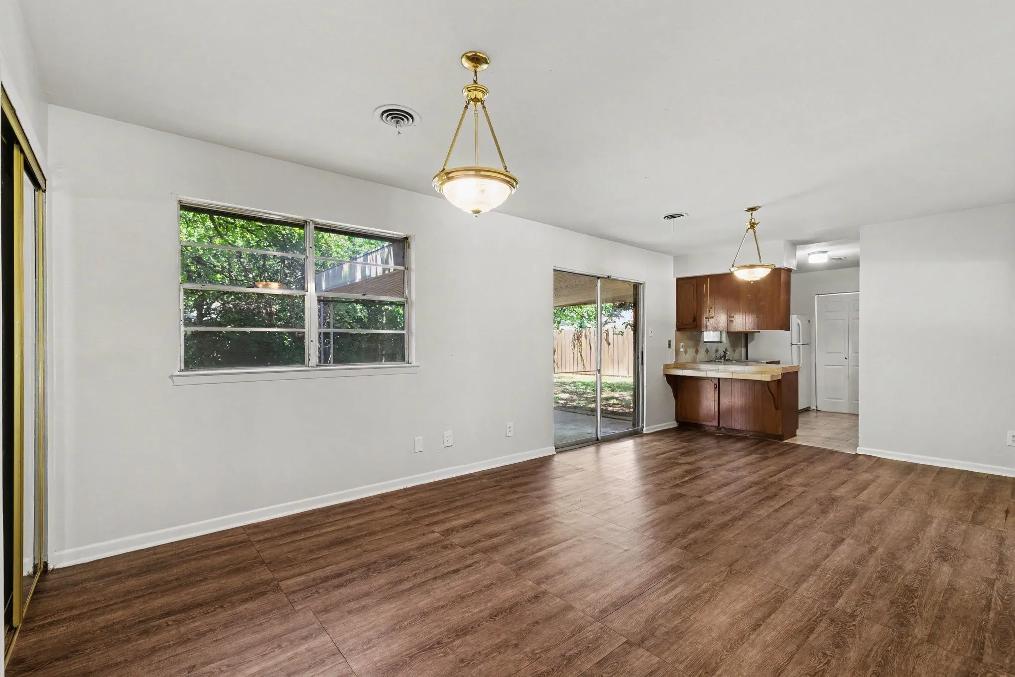 Single Family Residence For Sale in Tarrant County , 60 Somerset Terrace, Bedford, Texas 76022, 3 Bedroom, 2 Bathroom, 2 Garage spaces, 1,203 Sqft, built in 1959, mls#21260119, Real Estate Agent in Bedford, Homes For Sale in Tarrant county, Homes For Sale in Bedford, Realtor in Bedford Texas, Real Estate Brokerage Independent Realty Texas, Luminita Cordes Realtor