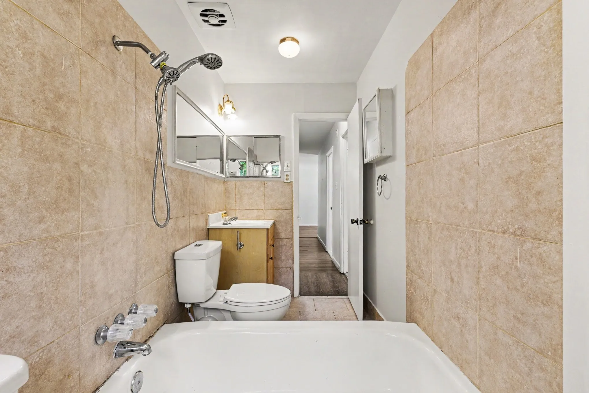 Single Family Residence For Sale in Tarrant County , 60 Somerset Terrace, Bedford, Texas 76022, 3 Bedroom, 2 Bathroom, 2 Garage spaces, 1,203 Sqft, built in 1959, mls#21260119, Real Estate Agent in Bedford, Homes For Sale in Tarrant county, Homes For Sale in Bedford, Realtor in Bedford Texas, Real Estate Brokerage Independent Realty Texas, Luminita Cordes Realtor