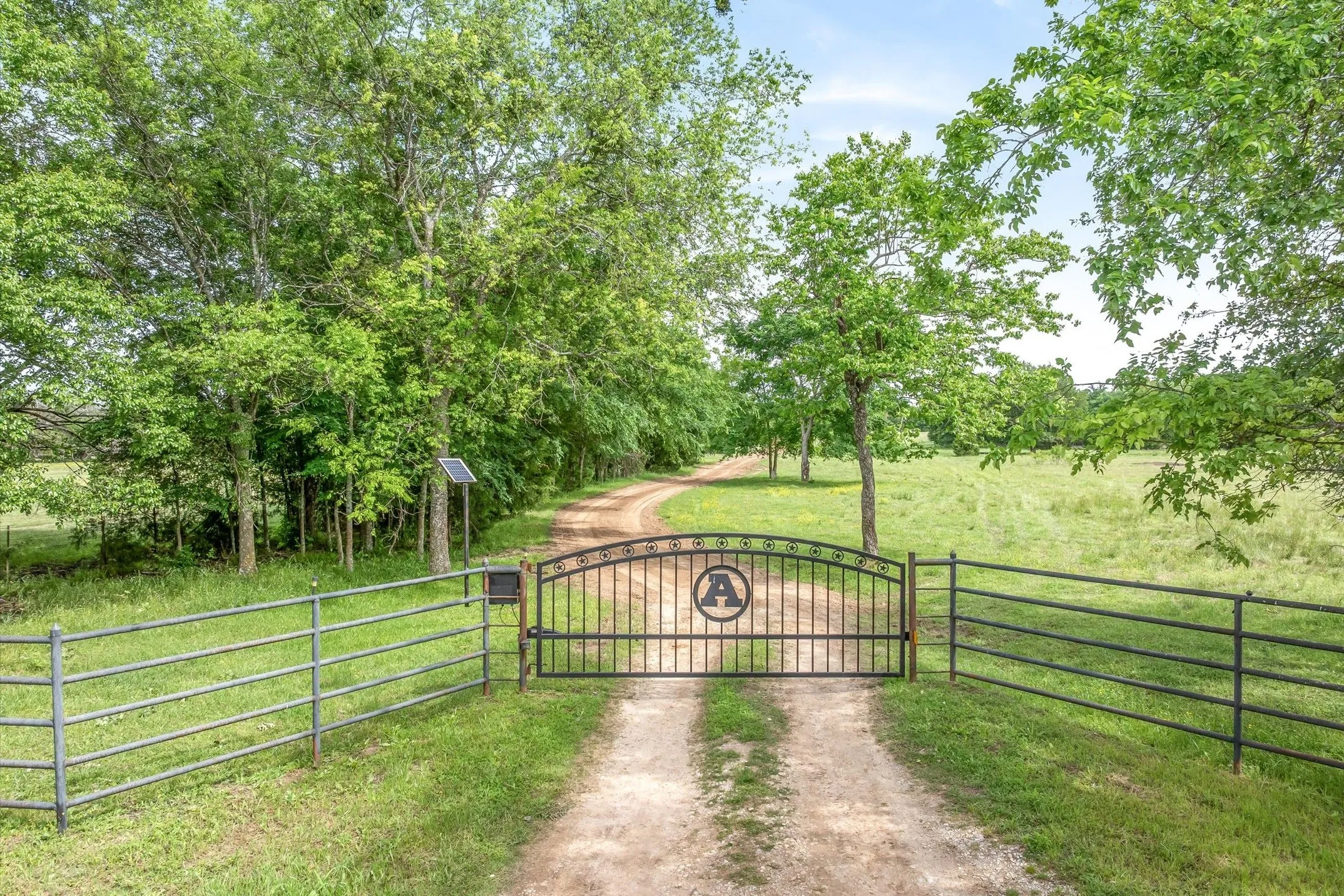 Single Family Residence For Sale in Kaufman County , 11101 County Road 104, Kaufman, Texas 75142, 4 Bedroom, 3 Bathroom, Garage spaces, 4,080 Sqft, built in 1994, Preowned, mls#21256368, Real Estate Agent in Kaufman, Homes For Sale in Kaufman county, Homes For Sale in Kaufman, Realtor in Kaufman Texas, Real Estate Brokerage Independent Realty Texas, Luminita Cordes Realtor