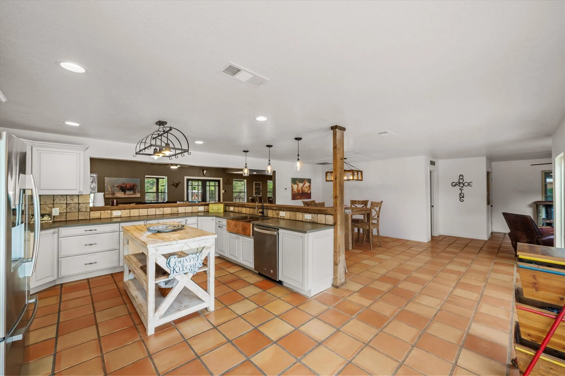 Single Family Residence For Sale in Kaufman County , 11101 County Road 104, Kaufman, Texas 75142, 4 Bedroom, 3 Bathroom, Garage spaces, 4,080 Sqft, built in 1994, Preowned, mls#21256368, Real Estate Agent in Kaufman, Homes For Sale in Kaufman county, Homes For Sale in Kaufman, Realtor in Kaufman Texas, Real Estate Brokerage Independent Realty Texas, Luminita Cordes Realtor