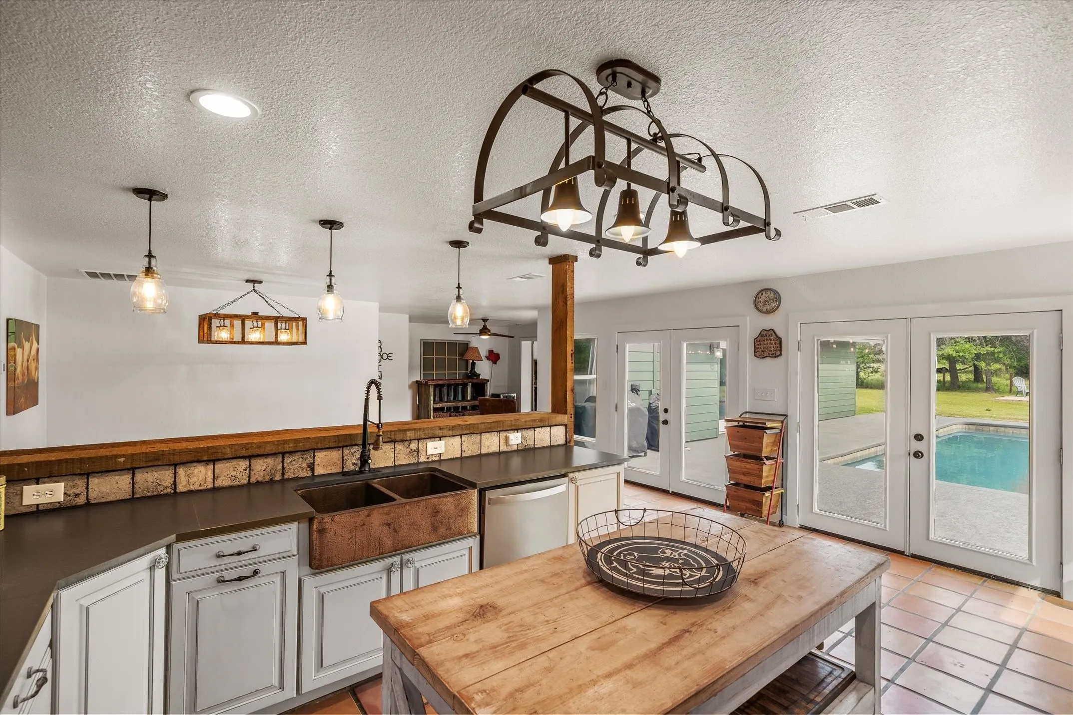 Single Family Residence For Sale in Kaufman County , 11101 County Road 104, Kaufman, Texas 75142, 4 Bedroom, 3 Bathroom, Garage spaces, 4,080 Sqft, built in 1994, Preowned, mls#21256368, Real Estate Agent in Kaufman, Homes For Sale in Kaufman county, Homes For Sale in Kaufman, Realtor in Kaufman Texas, Real Estate Brokerage Independent Realty Texas, Luminita Cordes Realtor